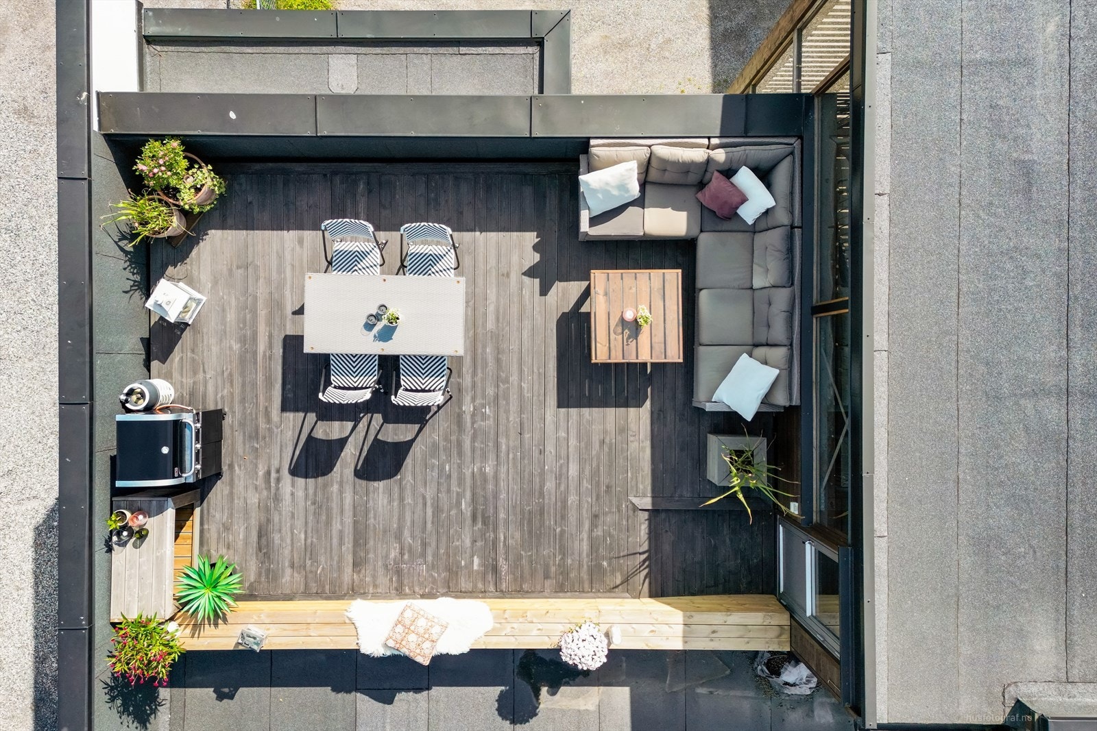 Fantastisk takterrasse på ca. 28 kvm med optimale solforhold - her kan du nyte solen fra morgen til kveld i sommerhalvåret Galleribilde