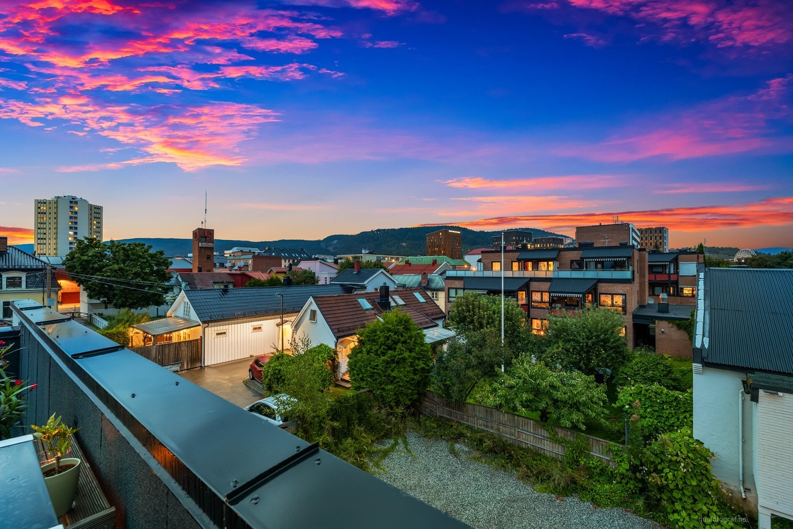 Takterrassen har sol fra morgen til kveld i sommerhalvåret Galleribilde