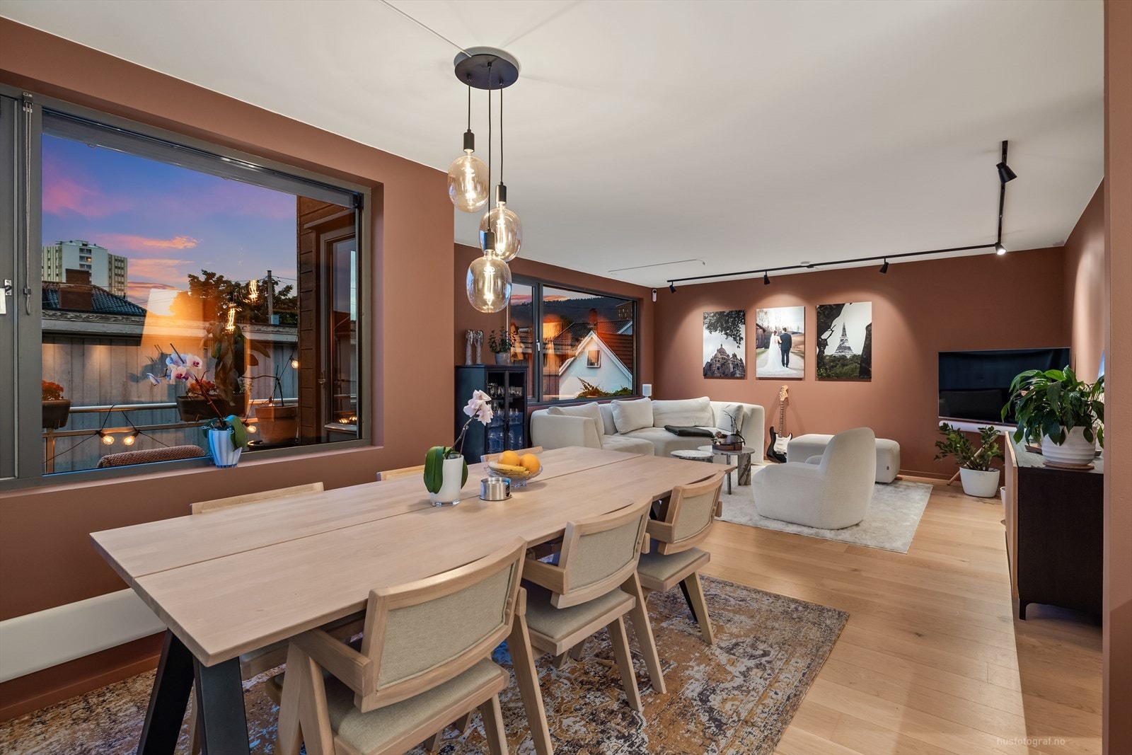 Store vindusflater sørger for en åpen atmosfære og godt med daglys, supplert med stemningsfull takbelysning. Galleribilde