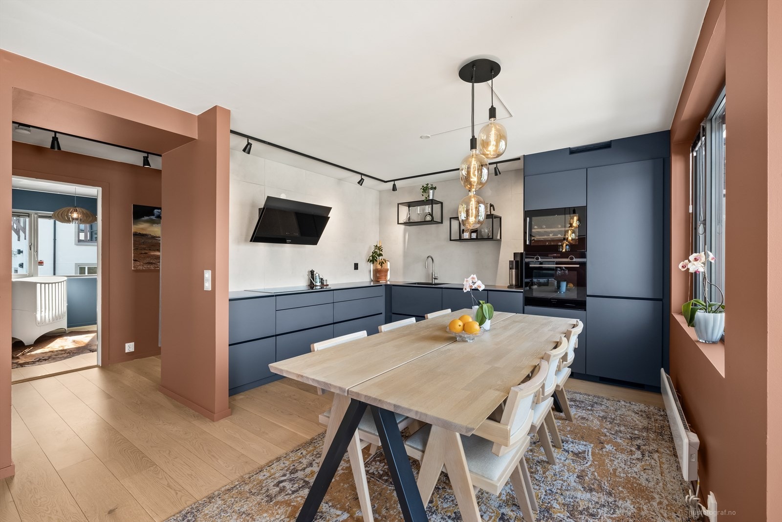 Leiligheten har et stilrent og moderne uttrykk - her kan man flytte rett inn! Galleribilde