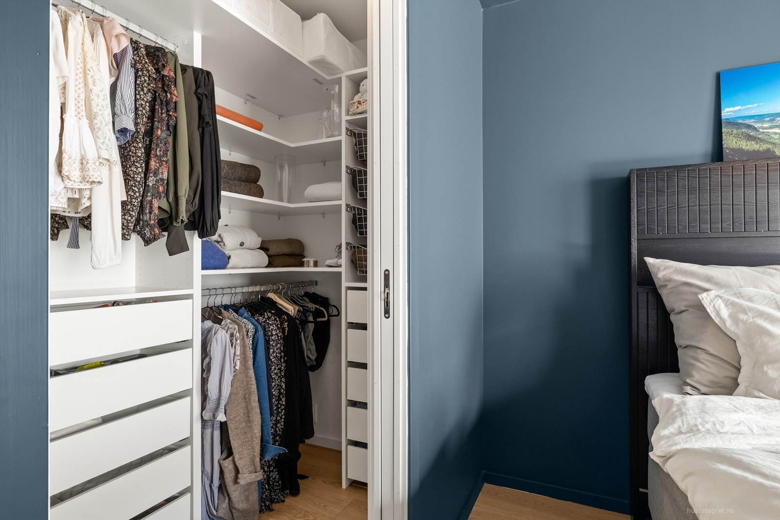 Her finner du også en egen walk-in-closet - en luksuriøs detalj som gir ekstra oppbevaringsplass. Galleribilde