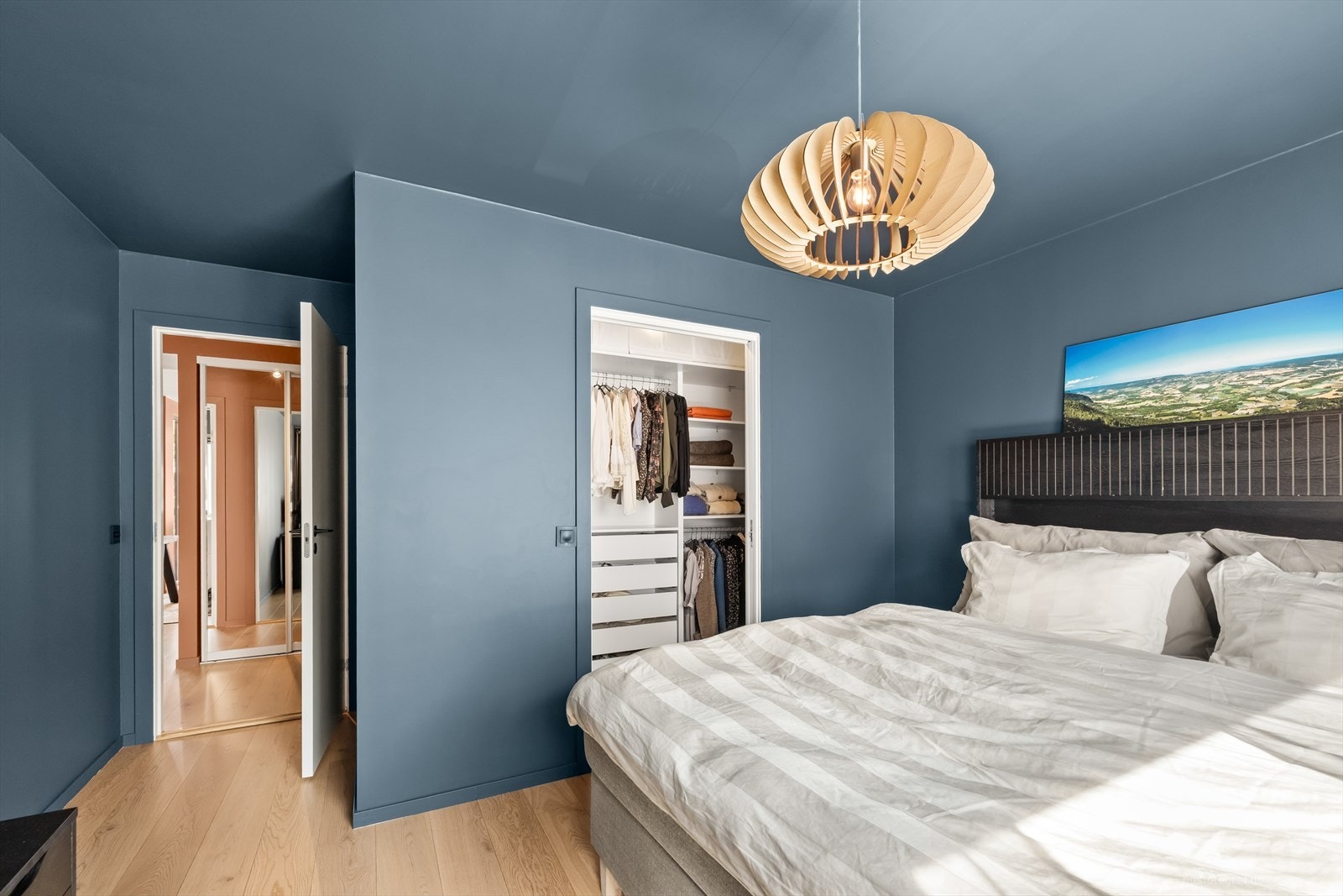 Her finner du også en egen walk-in-closet - en luksuriøs detalj som gir ekstra oppbevaringsplass. Galleribilde