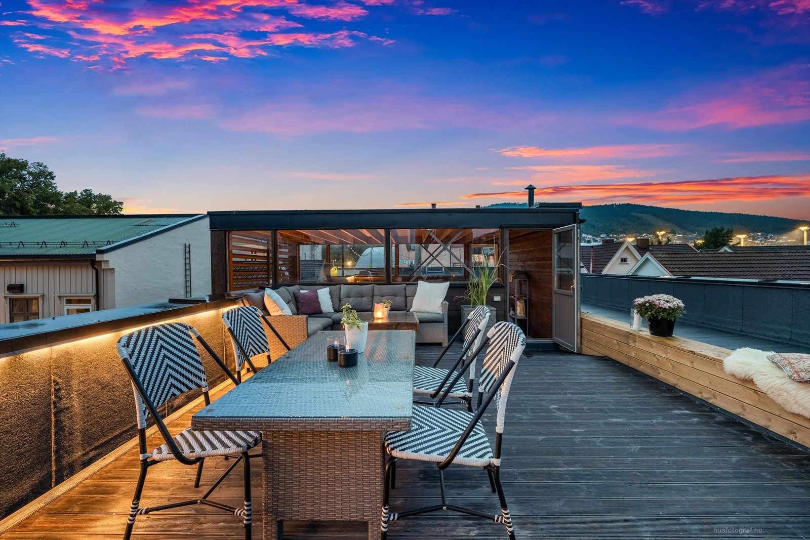 Her er det god plass til sittegrupper og spiseplass, samt sene sommerkvelder - alt tilrettelagt for trivelige sammenkomster! Galleribilde