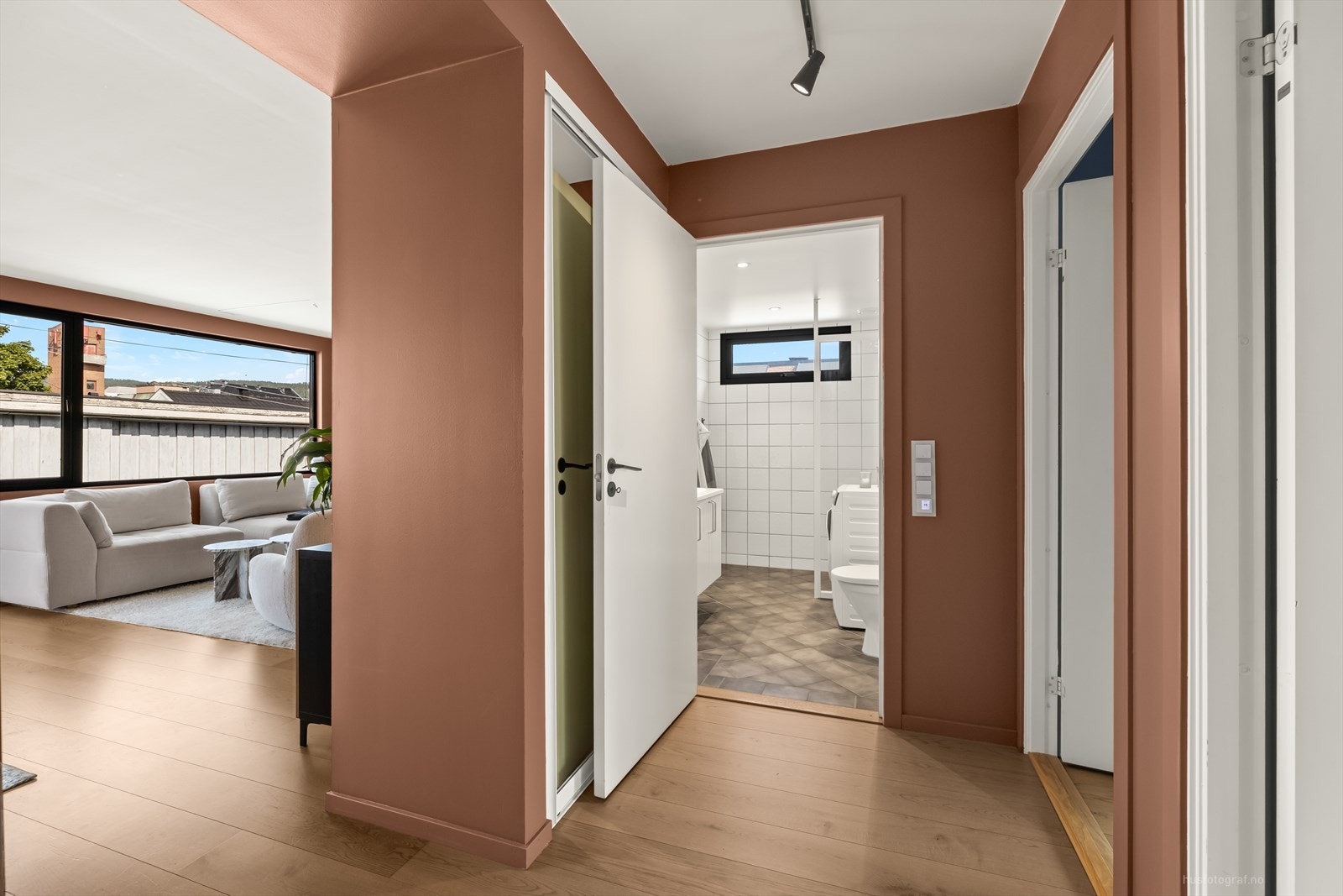 I gangen er det plassbygget skyvedørsgarderobe til yttertøy, samt tilgang til bad og begge soverommene Galleribilde