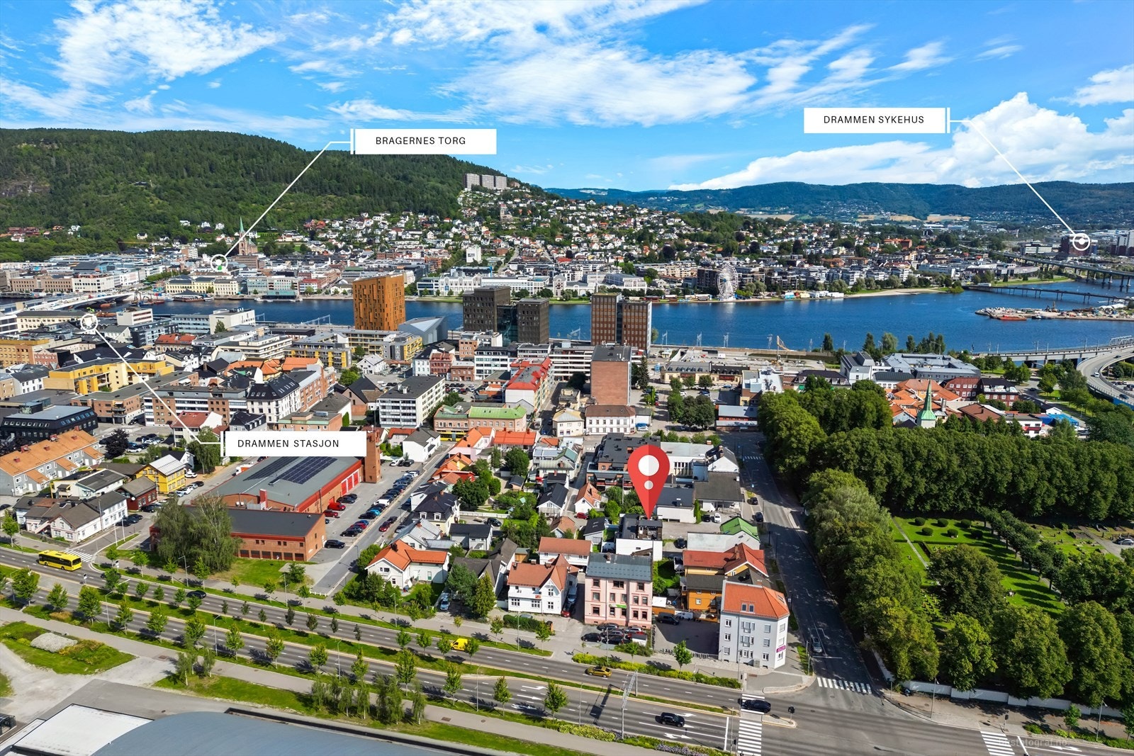 Her bor man sentralt, men likevel tilbaketrukket - Ca. 650 m. til togstasjon, gang- og sykkelavstand til nye Drammen sykehus, en rekke dagligvarebutikker i nabolaget, kort vei til E18/E134 m.v Galleribilde