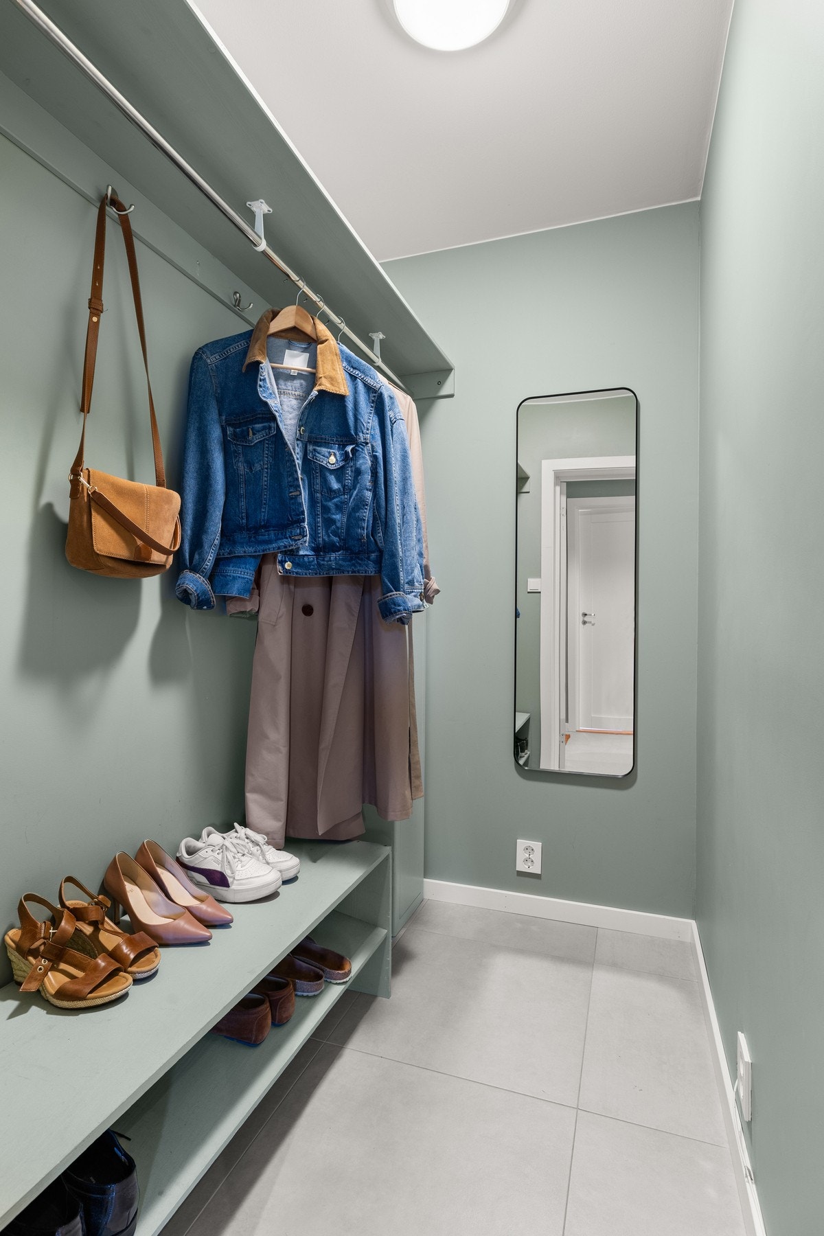 Meget praktisk innvendig garderobe i tilknytning til entréen. Galleribilde