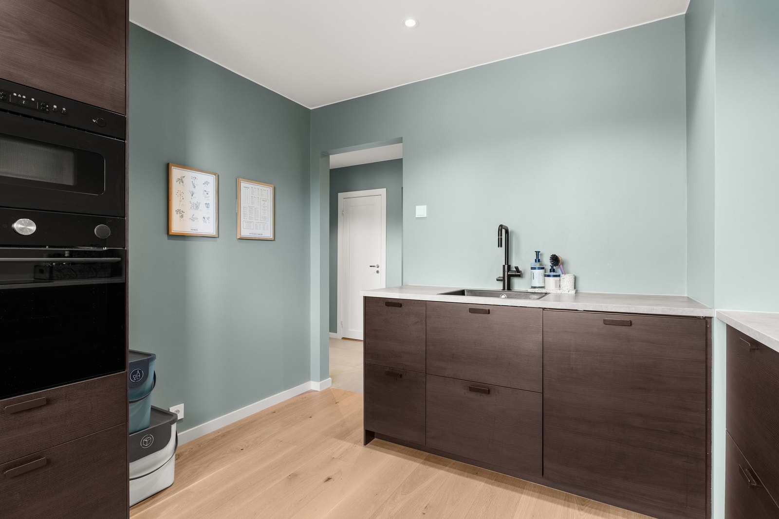 Kjøkkenet oppleves som stilrent og moderne. Galleribilde