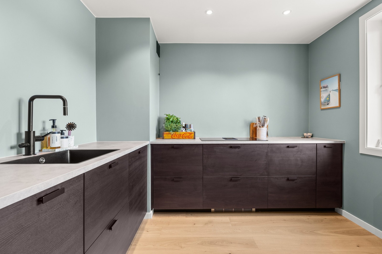 Lekker IKEA kjøkkeninnredning fra 2021, med glatte fronter. Galleribilde