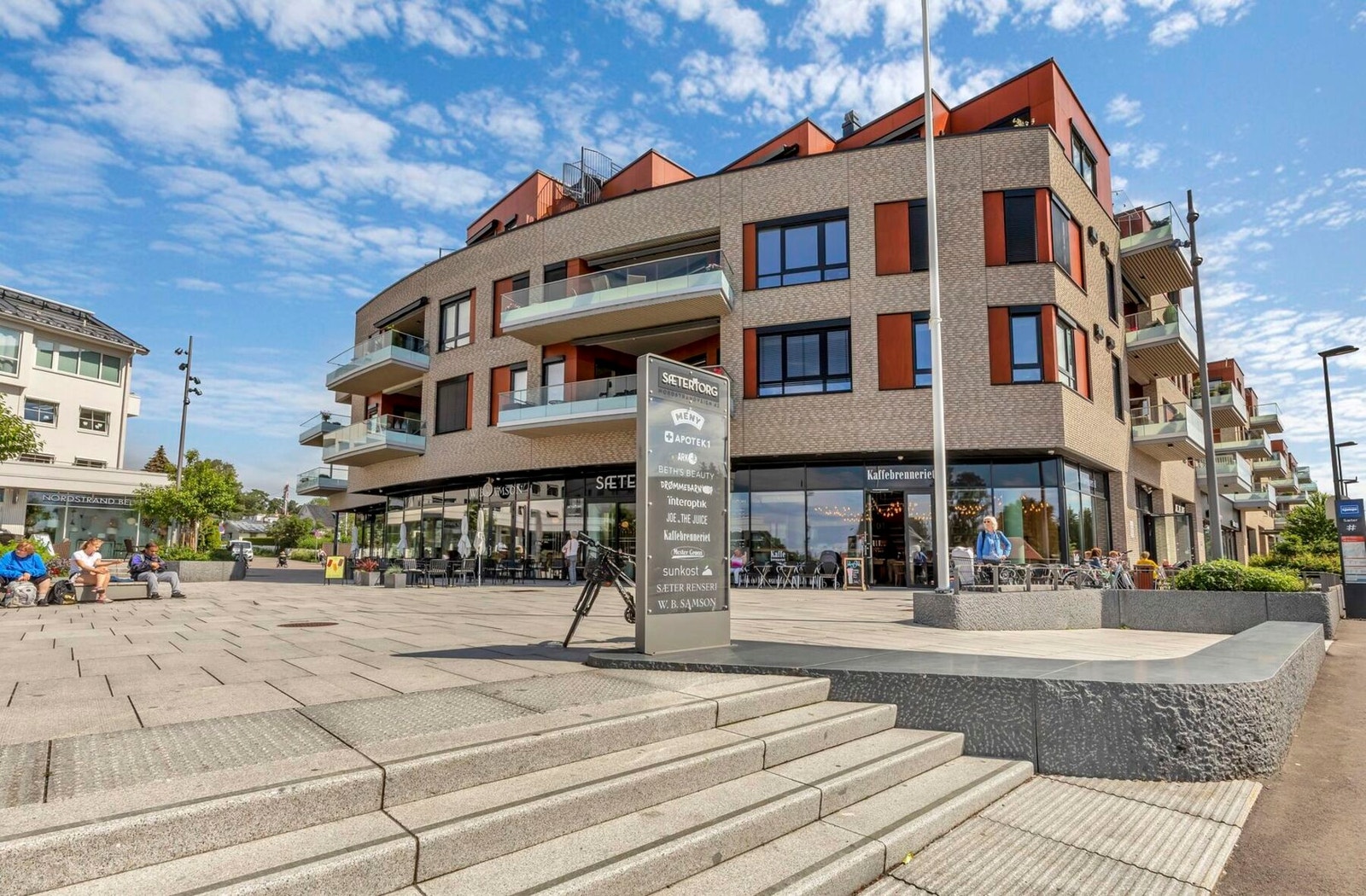 Sæter Torg ligger en liten sykkeltur unna boligen. Galleribilde