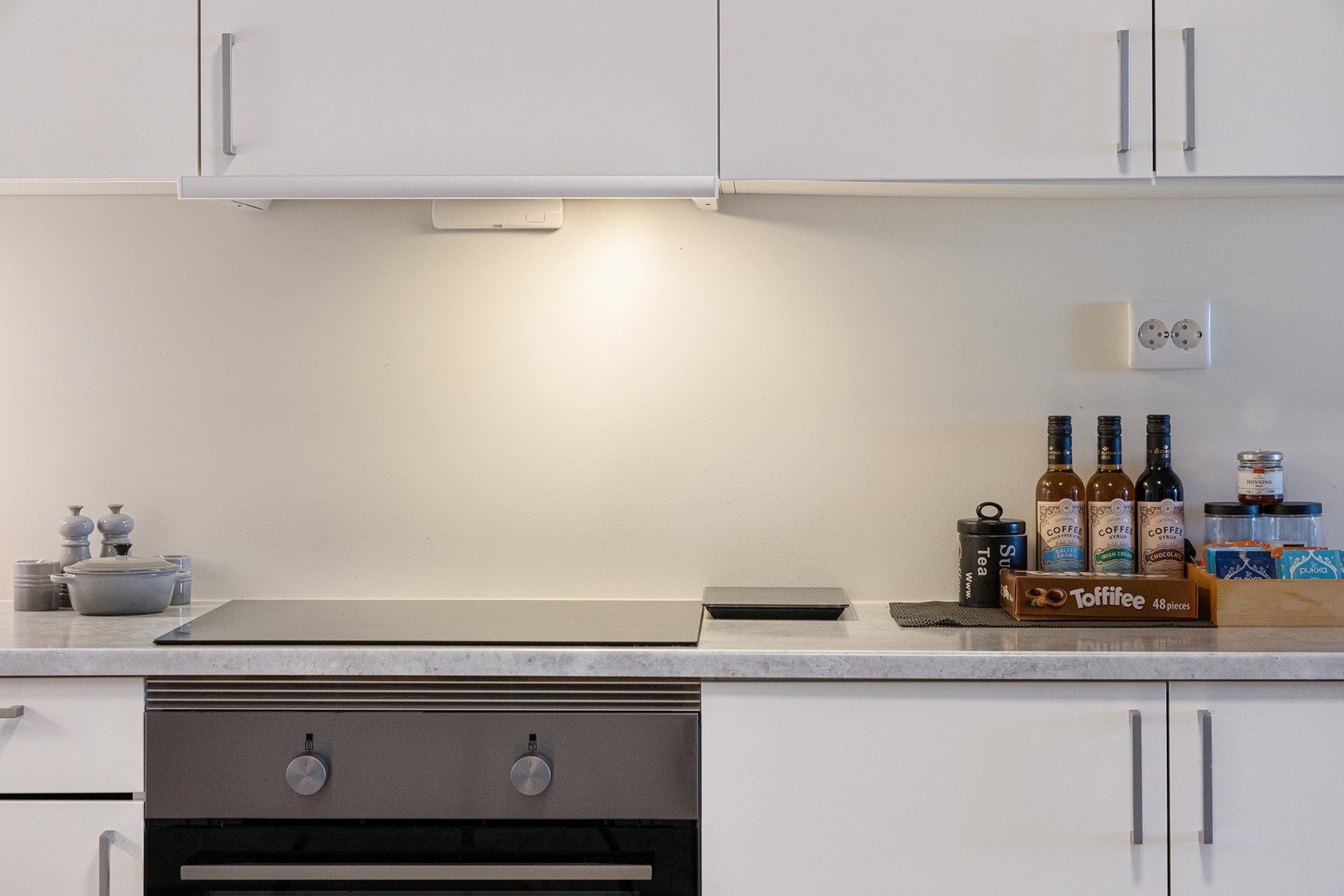 Av hvitevarer er induksjonstopp, stekeovn, oppvaskmaskin og kjøl/frys integrerte. Galleribilde