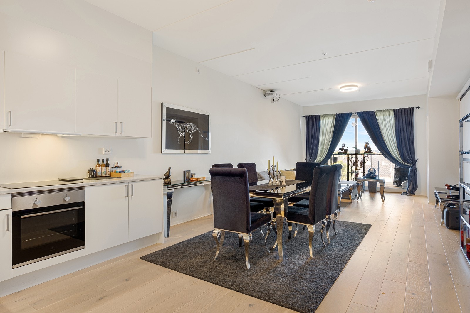 Allrommet har godt naturlig lysinnfall fra vindusflatene. Galleribilde