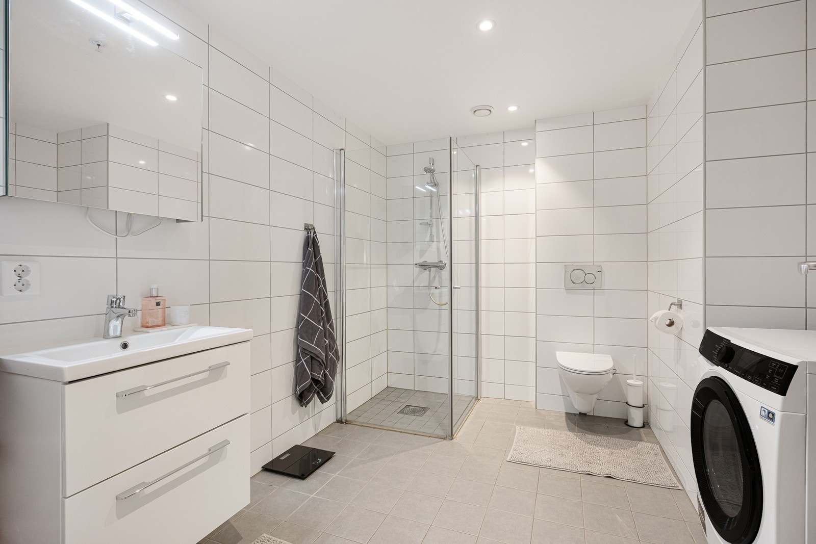 Det helflisede badet fremstår lyst og romslig, har vannbåren varme i gulvet og downlights i himlingen. Galleribilde