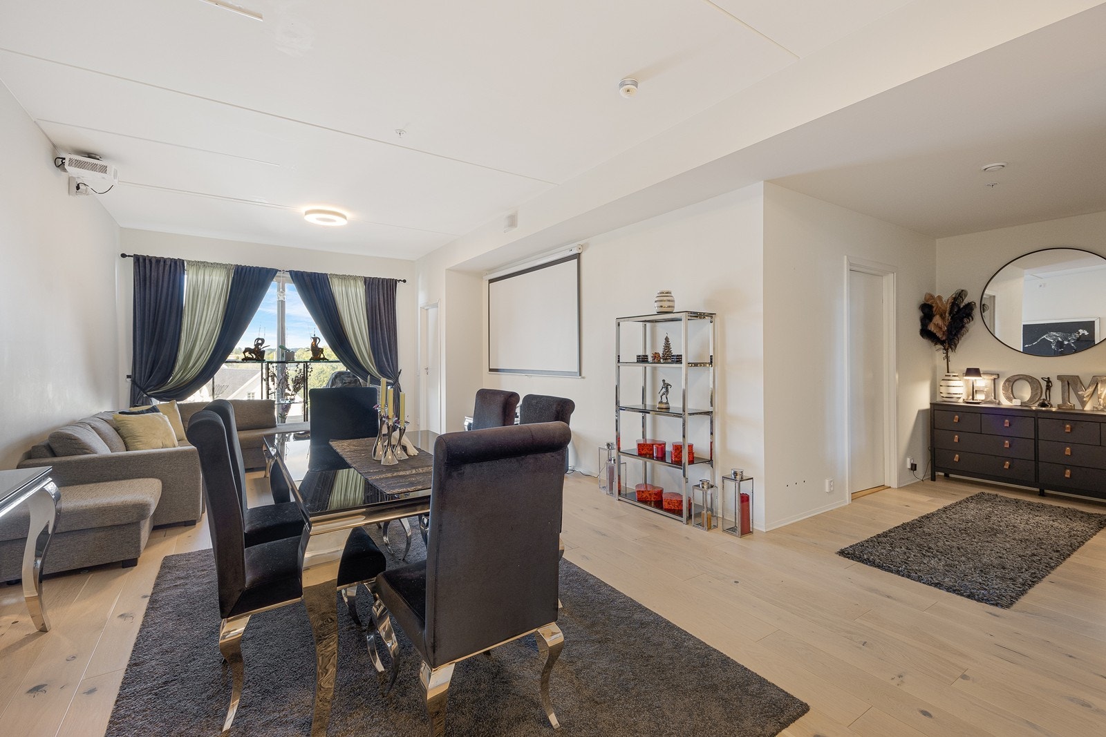 Rommet har lysmalte vegger, og på gulvet er det enstavs parkett. Galleribilde