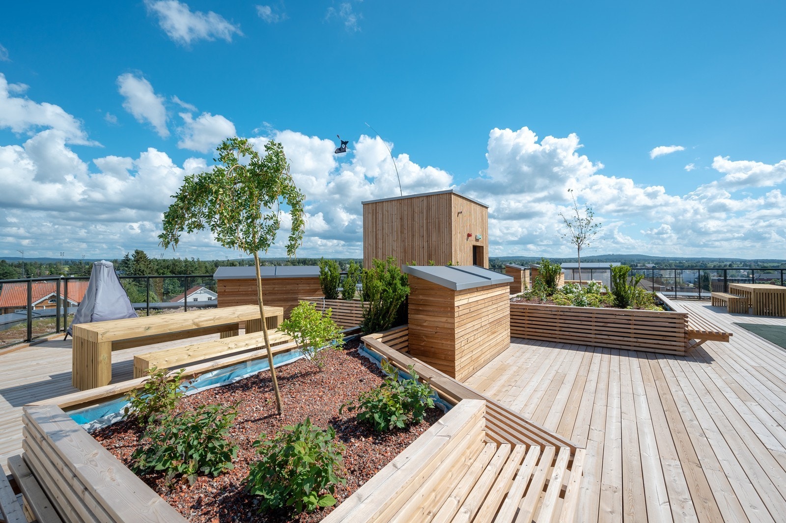 Terrassen er inndelt i forskjellige soner - med sittebenker og lekeområder. Galleribilde