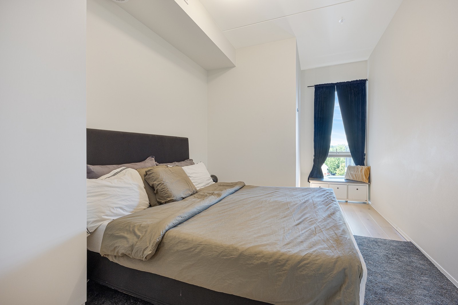 Det er god plass til dobbeltseng på hovedsoverommet- og rommet har dobbelt garderobeskap for praktisk oppbevaring. Galleribilde