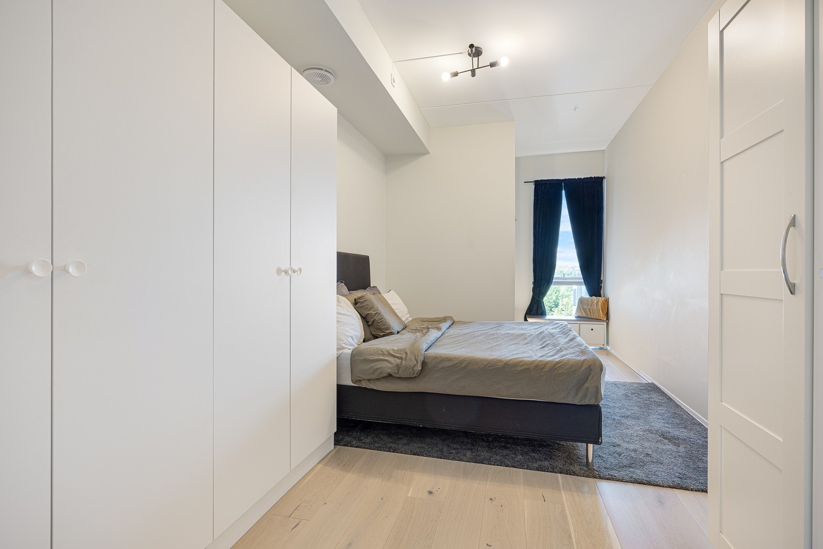 Boligen har to gode - begge med lyse veggflater og enstavs parkett på gulvet. Galleribilde