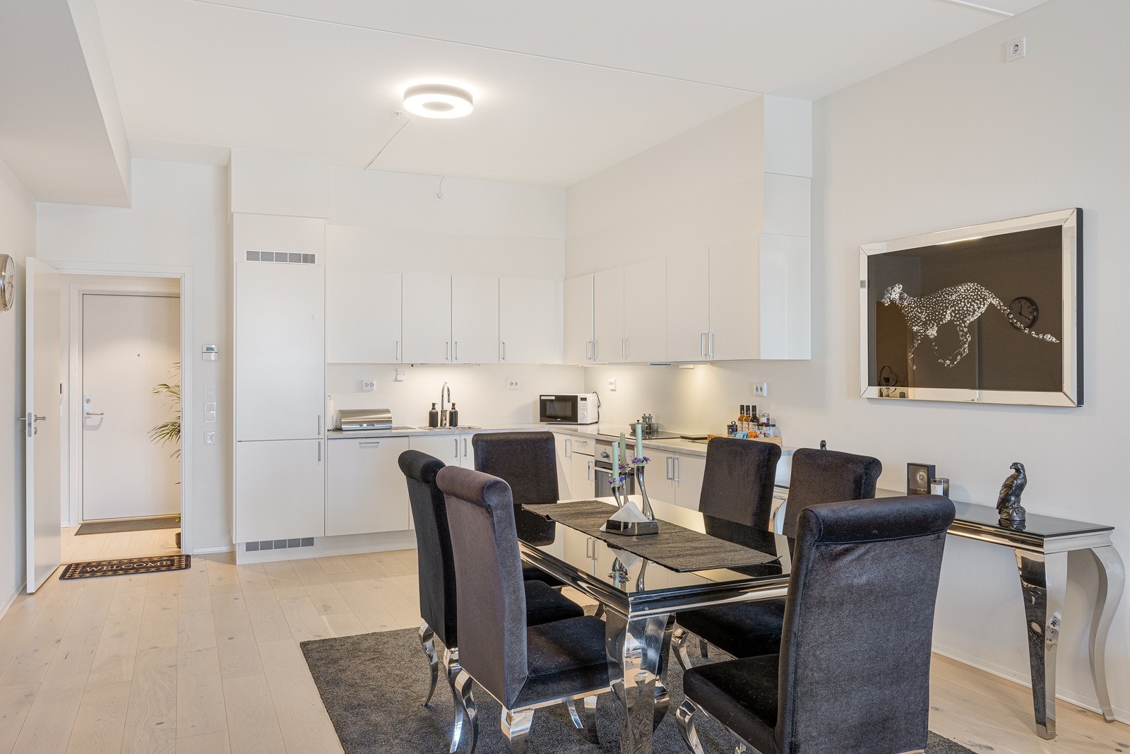 Kjøkken og stue ligger i en åpen løsning, med kjøkkensonen praktisk plassert i det ene hjørnet. Galleribilde