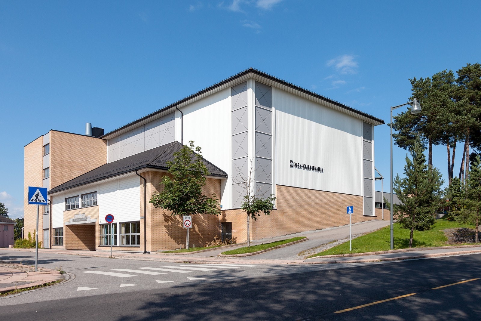 Videre er det et rikholdig kulturliv i Årnes - med Nes Kulturhus, et moderne flerbrukshus med tre kinosaler og forskjellige kulturaktiviteter. Galleribilde