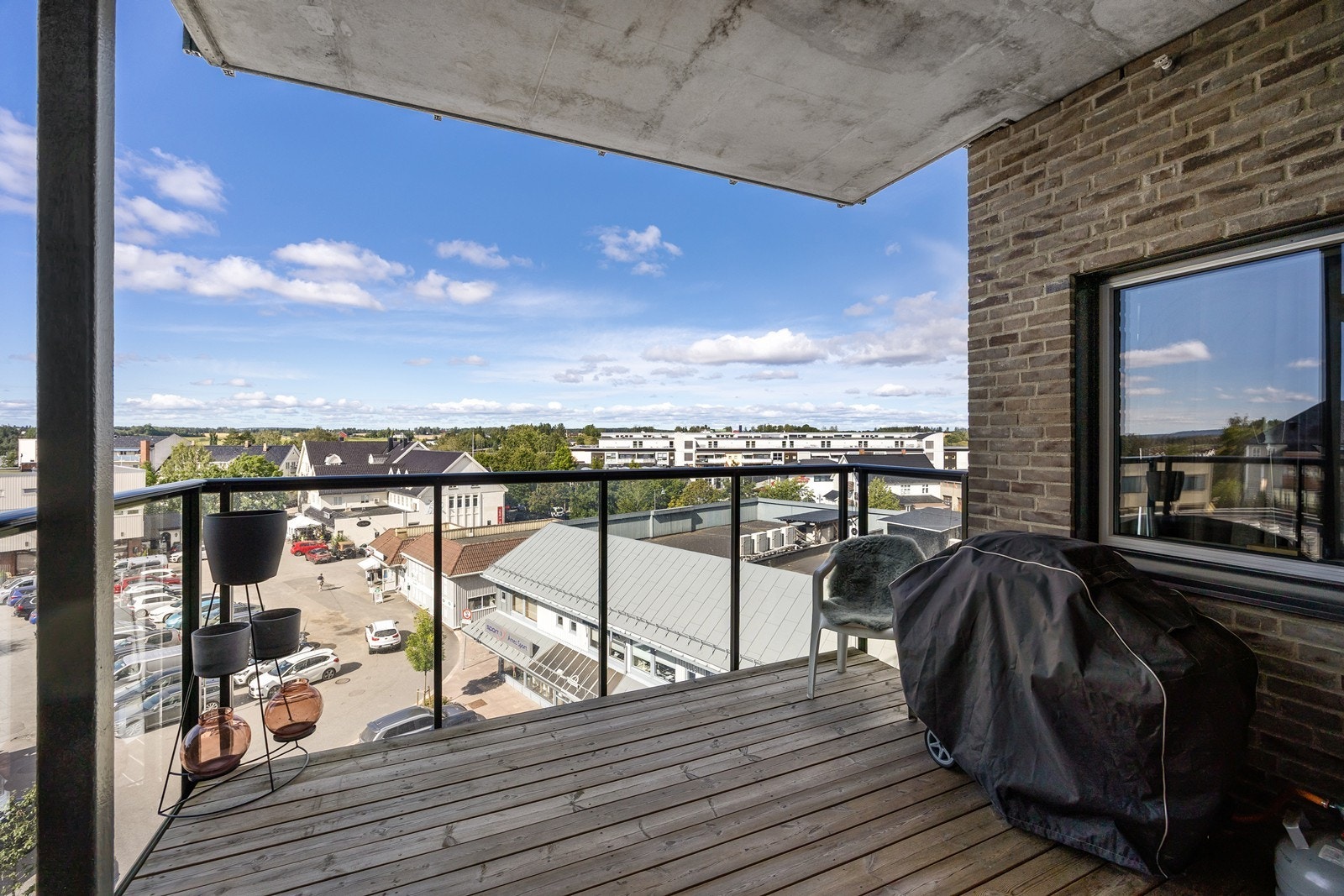 Fra stuesonen er det utgang til en terrasse på ca. 13 kvm - godt skjermet av husvegger og overbygg. Galleribilde