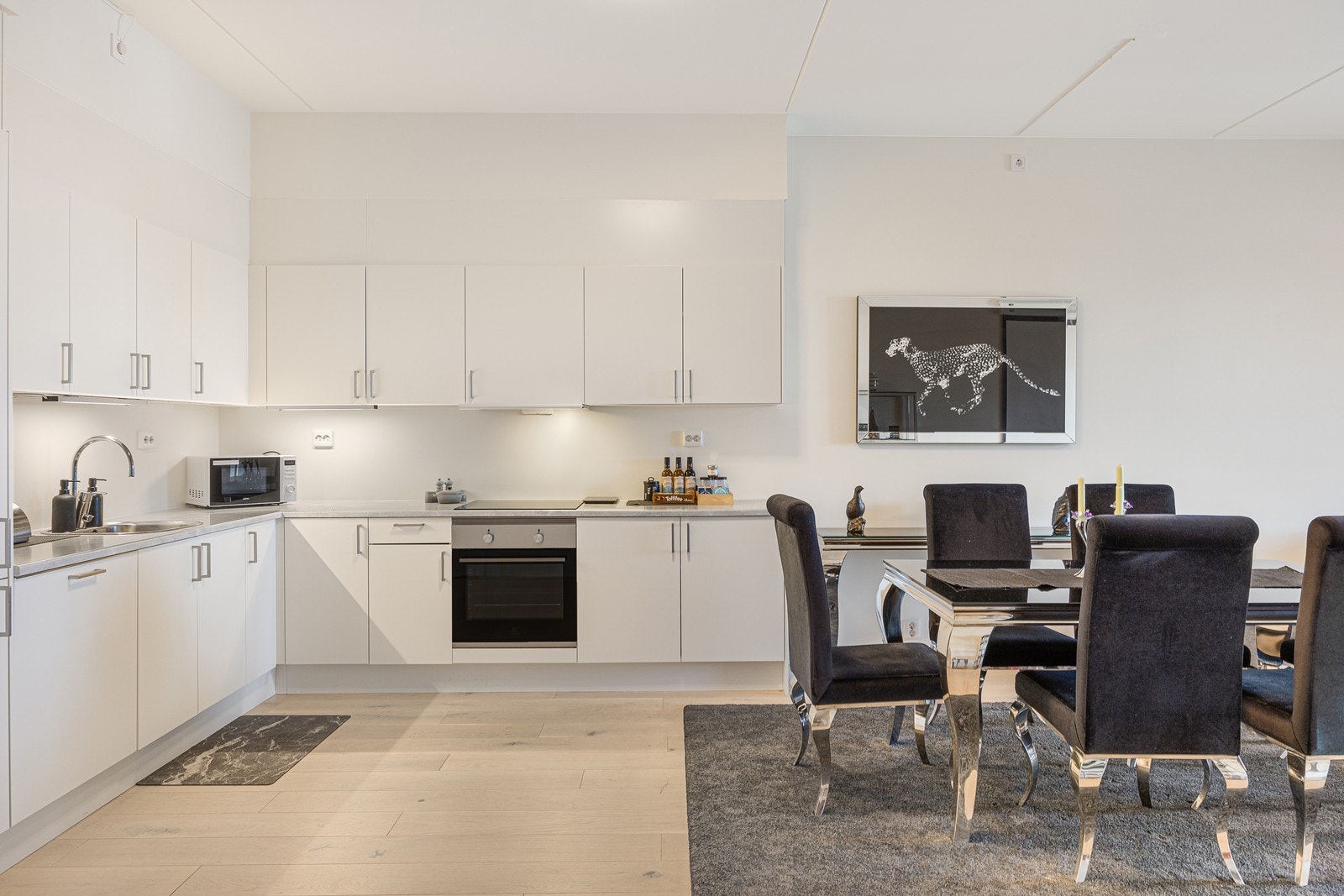 Det er god plass til spisebordsmøblement ved kjøkkensonen. Galleribilde