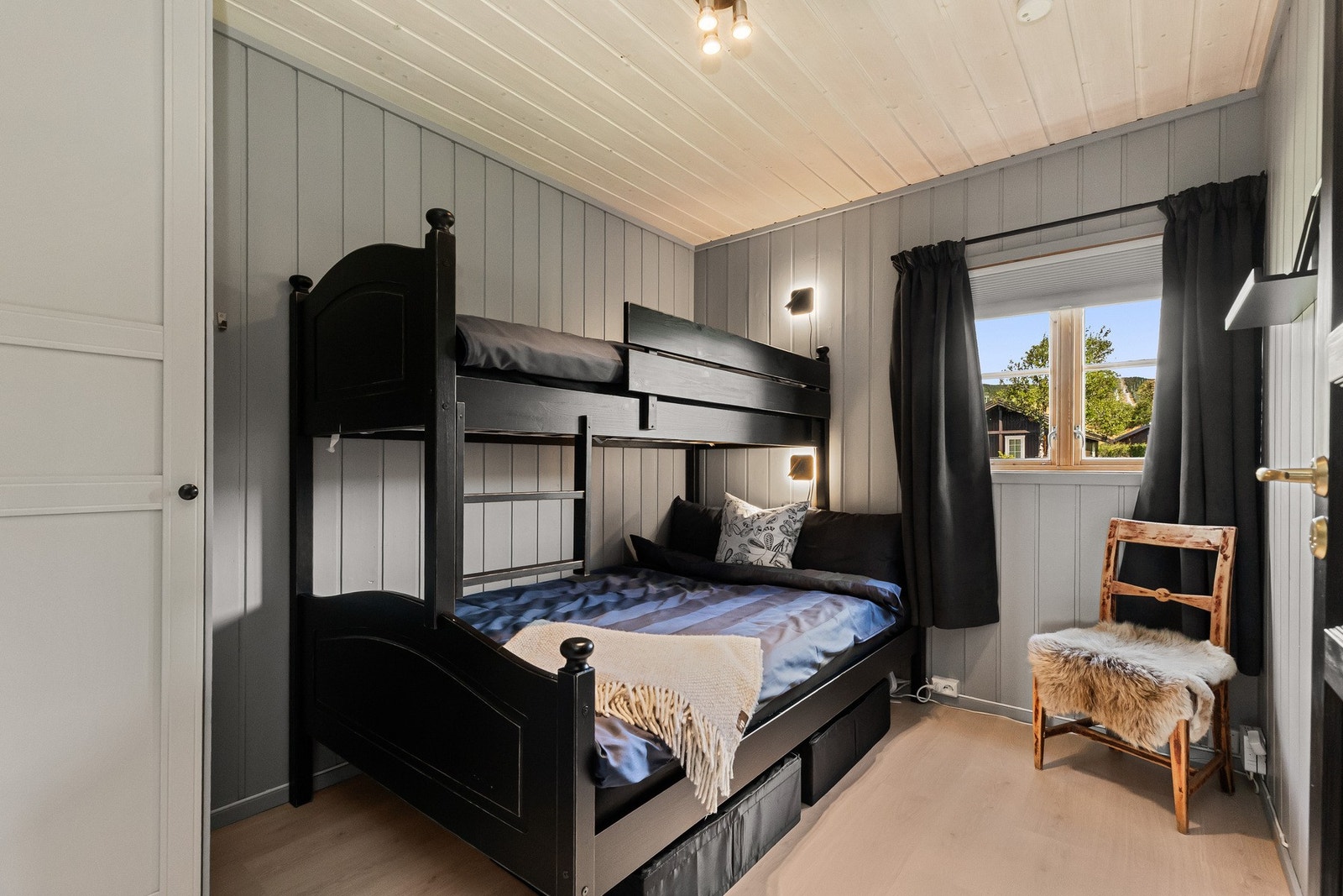 Soverom tre med familiekøyeseng og enkelt garderobeskap Galleribilde