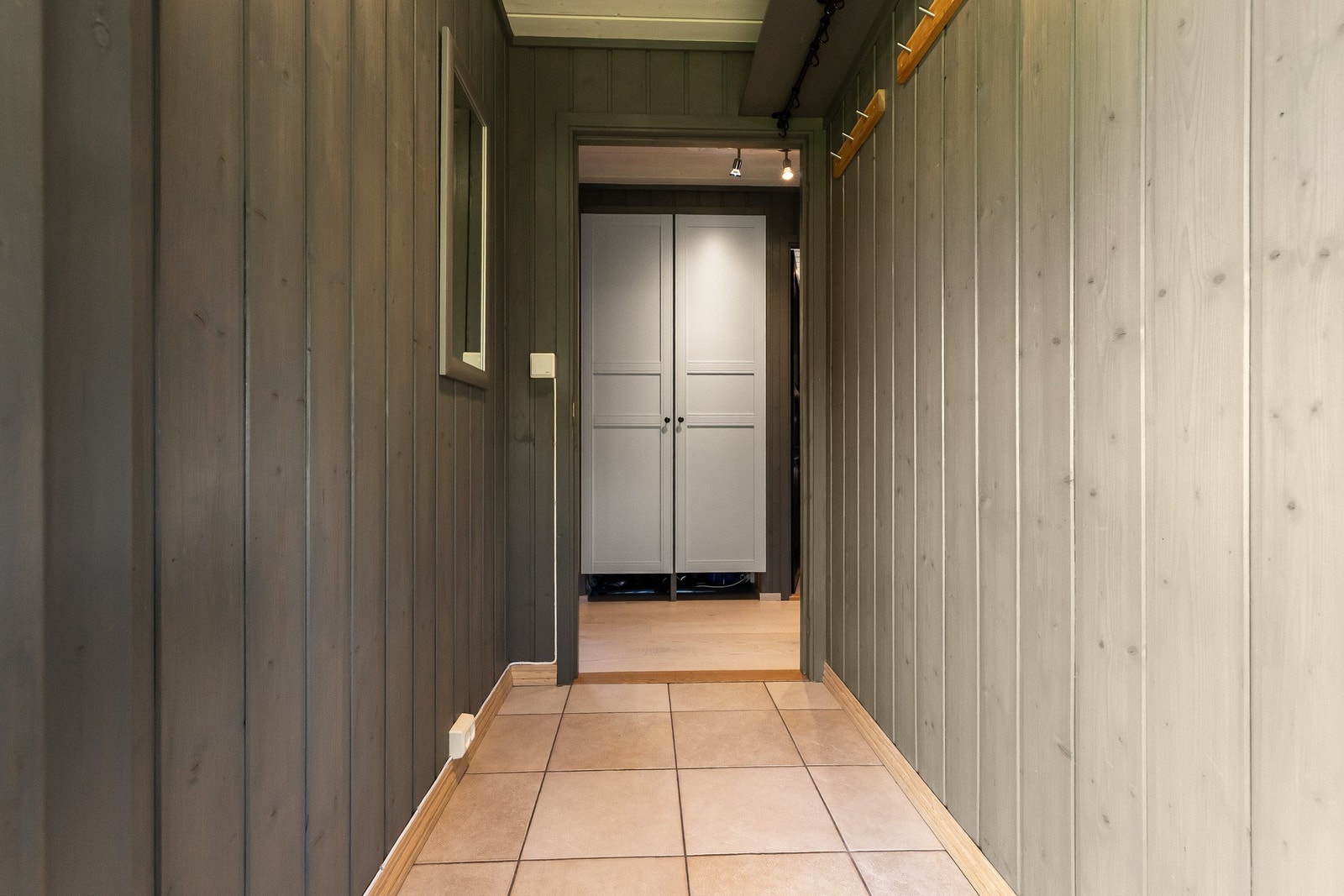 Mellomgangen har garderobeskap for oppbevaring av yttertøy Galleribilde