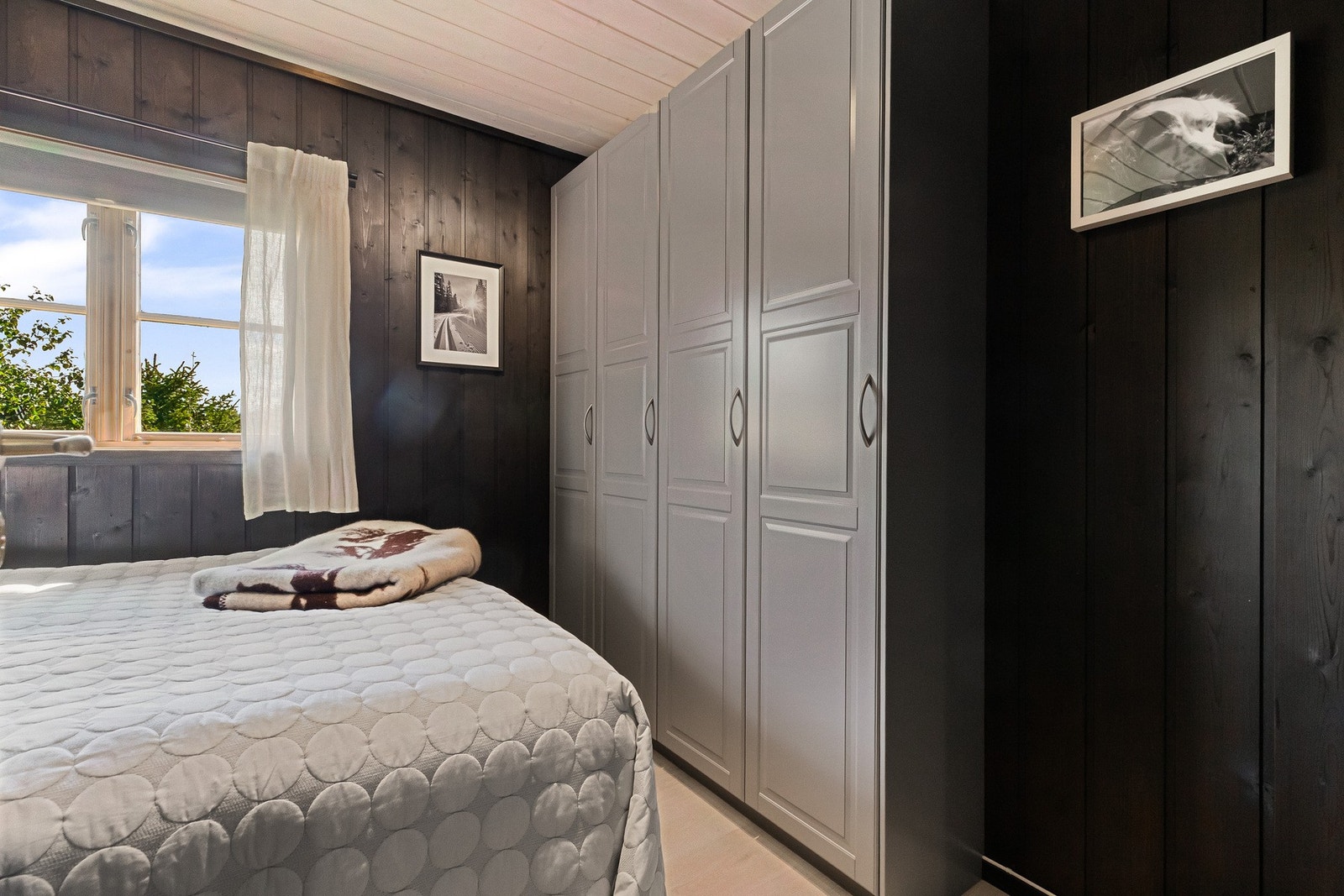 Hovedsoverom med plass til dobbeltseng. Godt med garderobeskap, både over seng og langs ene veggen Galleribilde