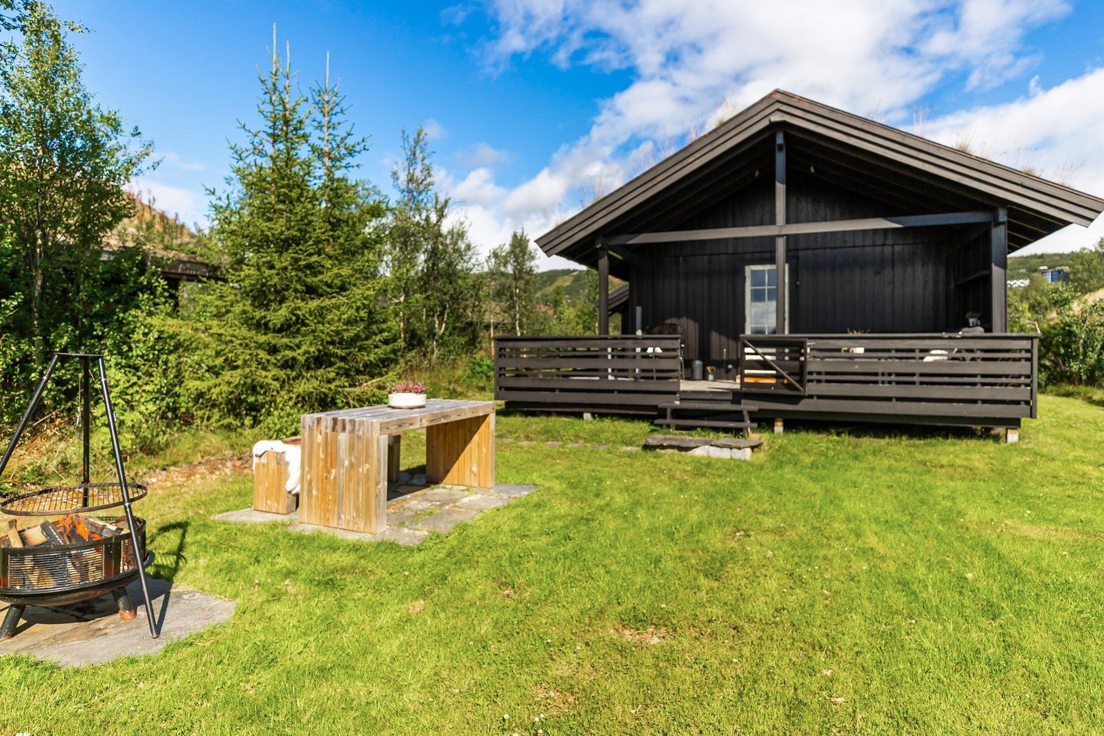 Tomten er pent opparbeidet rundt hytta og kan by på flere utesoner Galleribilde