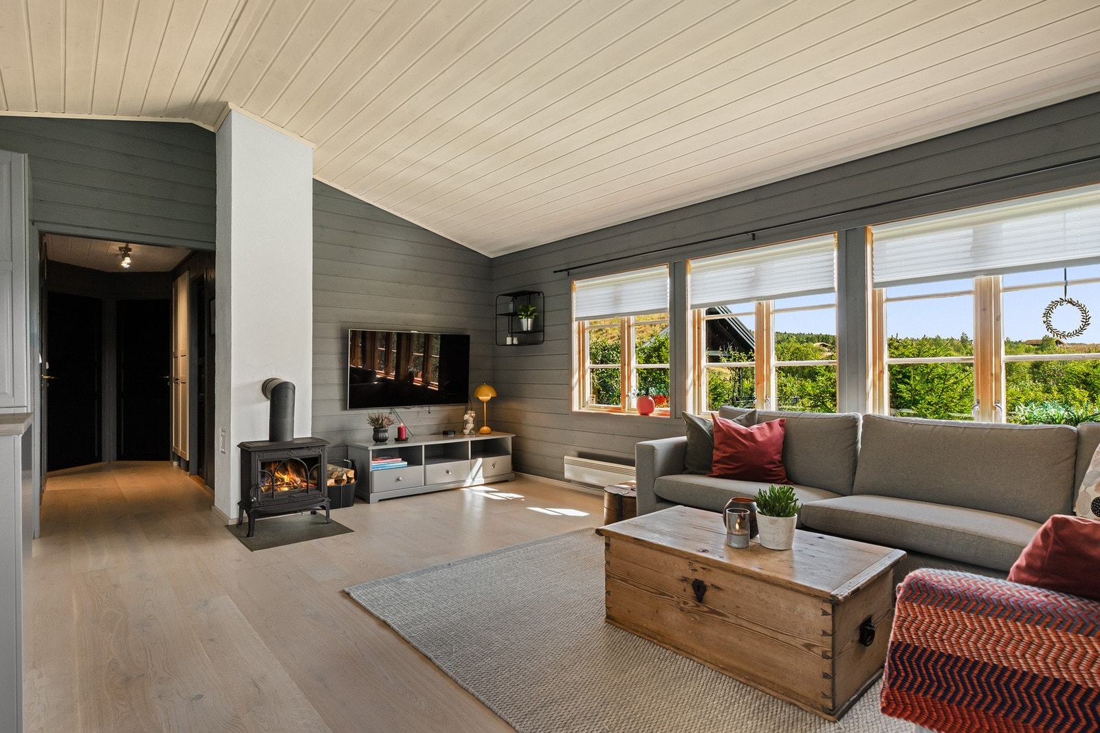 Peisovnen gir en lun varme og hyggelig atmosfære til rommet Galleribilde