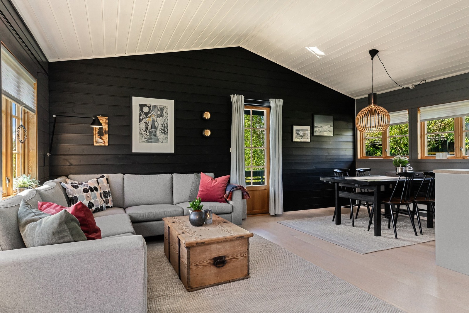 En kontrastvegg som da er malt i en mørkere farge Galleribilde