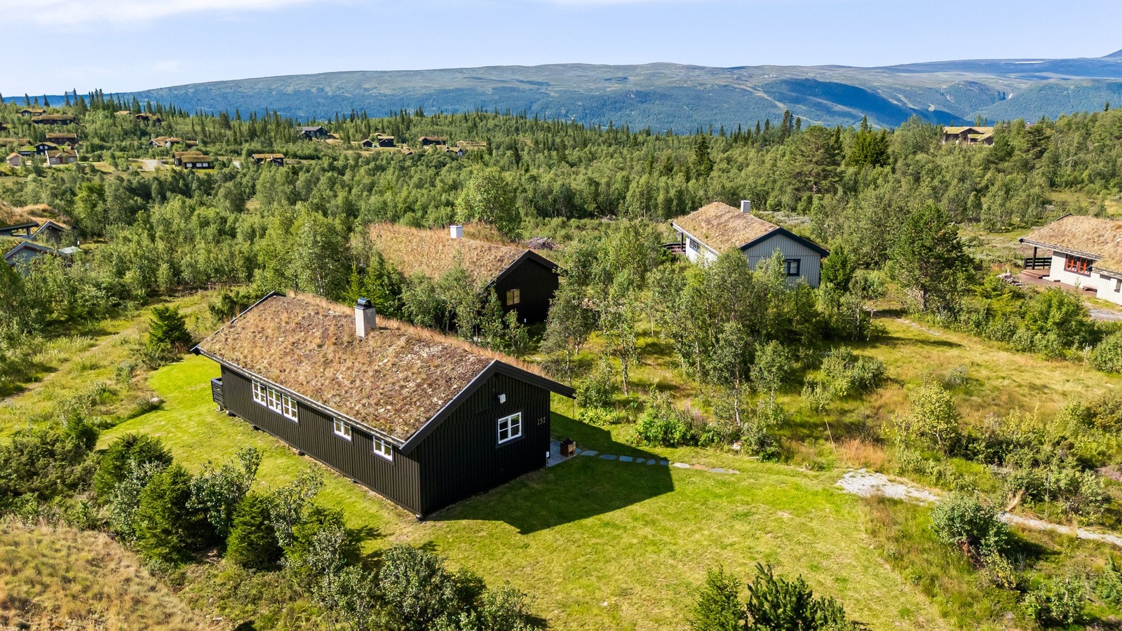 Fra felles parkeringsplass er det sti ned til hytta Galleribilde