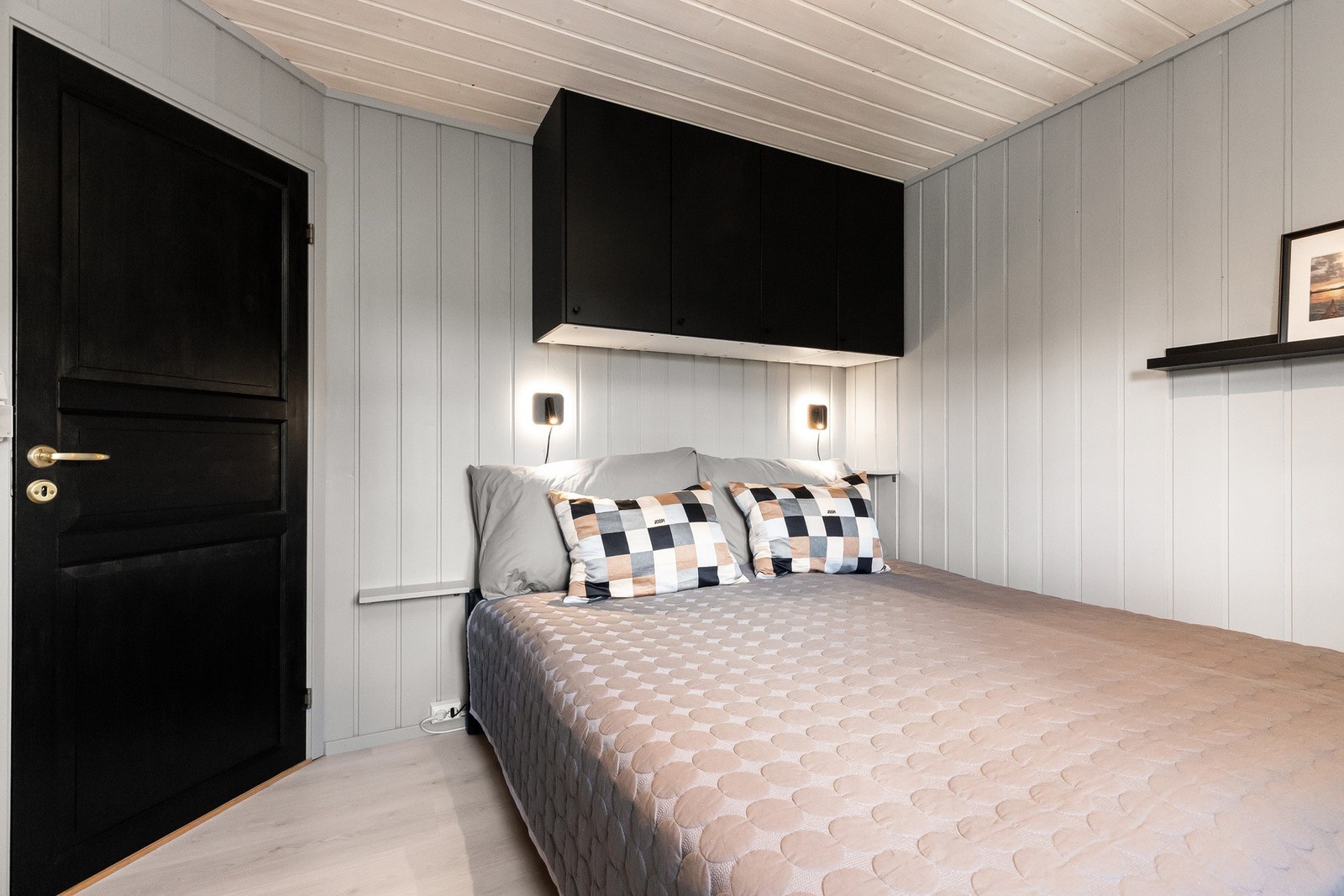 Soverom to også med plass til dobbeltseng og godt med garderobeskap Galleribilde