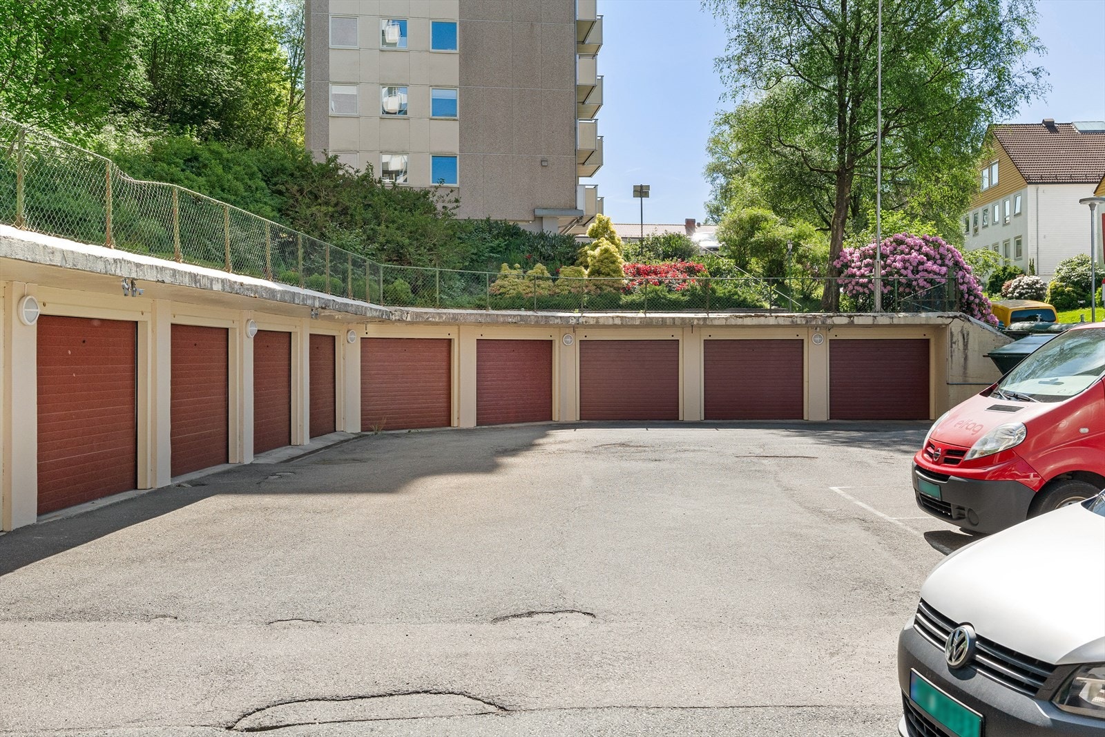 Garasje tildeles etter venteliste. Det har ikke vært ventetid på å få tildelt parkeringsplass. Galleribilde