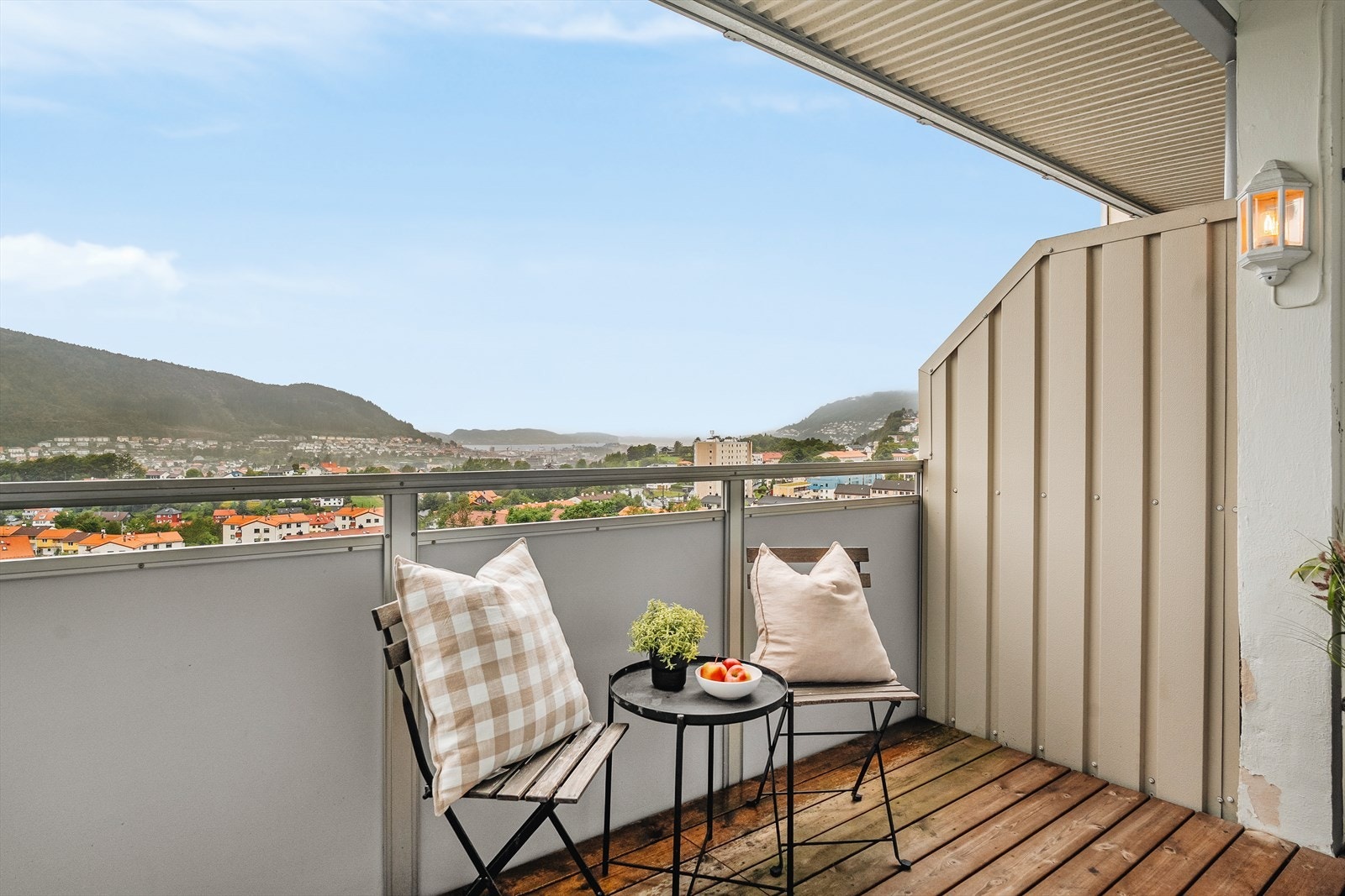 Fantastisk utsikt og sol til den går ned i horisonten. Galleribilde