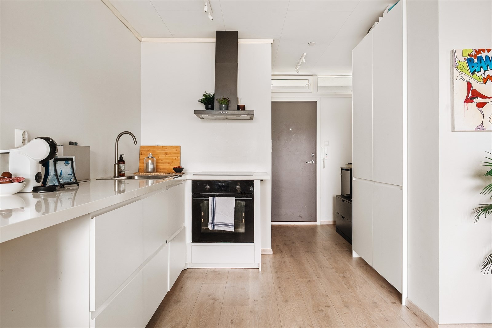 Det er mulig å plassere en vaskemaskin på kjøkkenet. Det finnes også felles vaskekjeller. Galleribilde