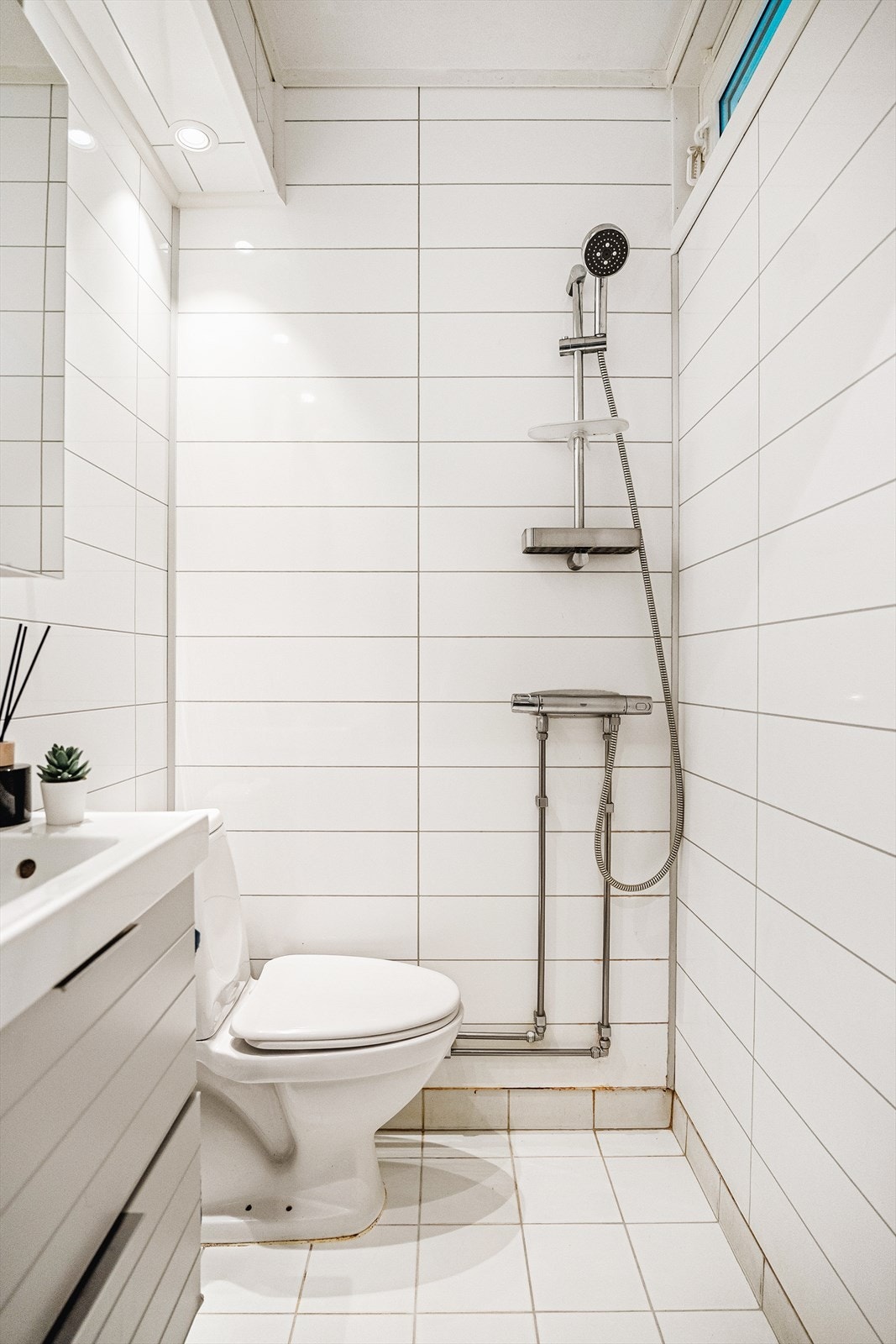 Bad på 1,6m² med fliser og varmekabler i gulvet. Galleribilde