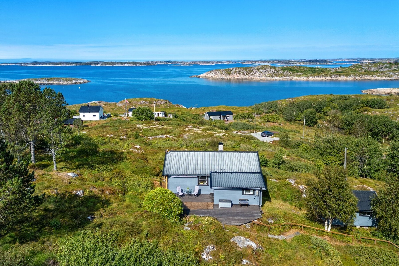 Koselig fritidseiendom bestående av hytte og uthus Galleribilde