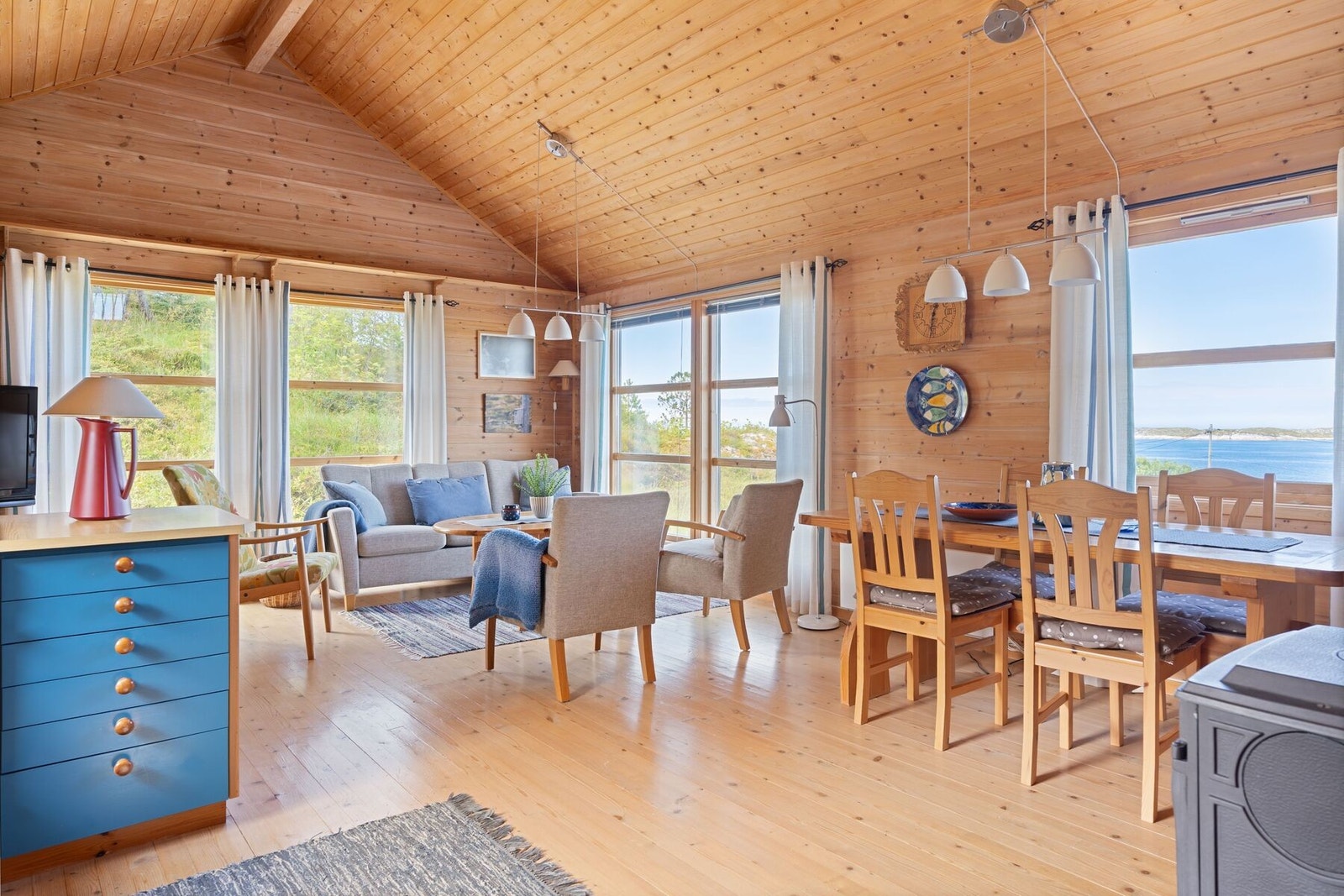 Her har man plass til sofa, spisebord, TV, oppbevaringsmøblement og annet etter behov Galleribilde