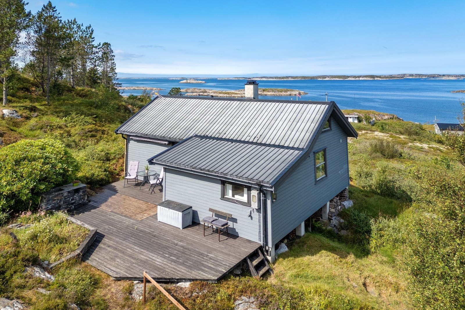 Det medfølger 2 båter og med sjøen lett tilgjengelig er dette et fantastisk utgangspunkt for fritidsaktiviteter som fiske, dykking, kajakkpadling m.m. Galleribilde
