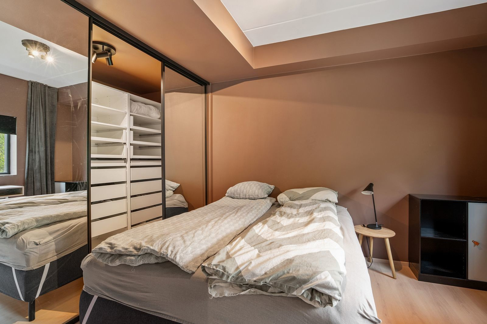 Soverommet har godt med skapplass i skyvedørsgarderobe.
