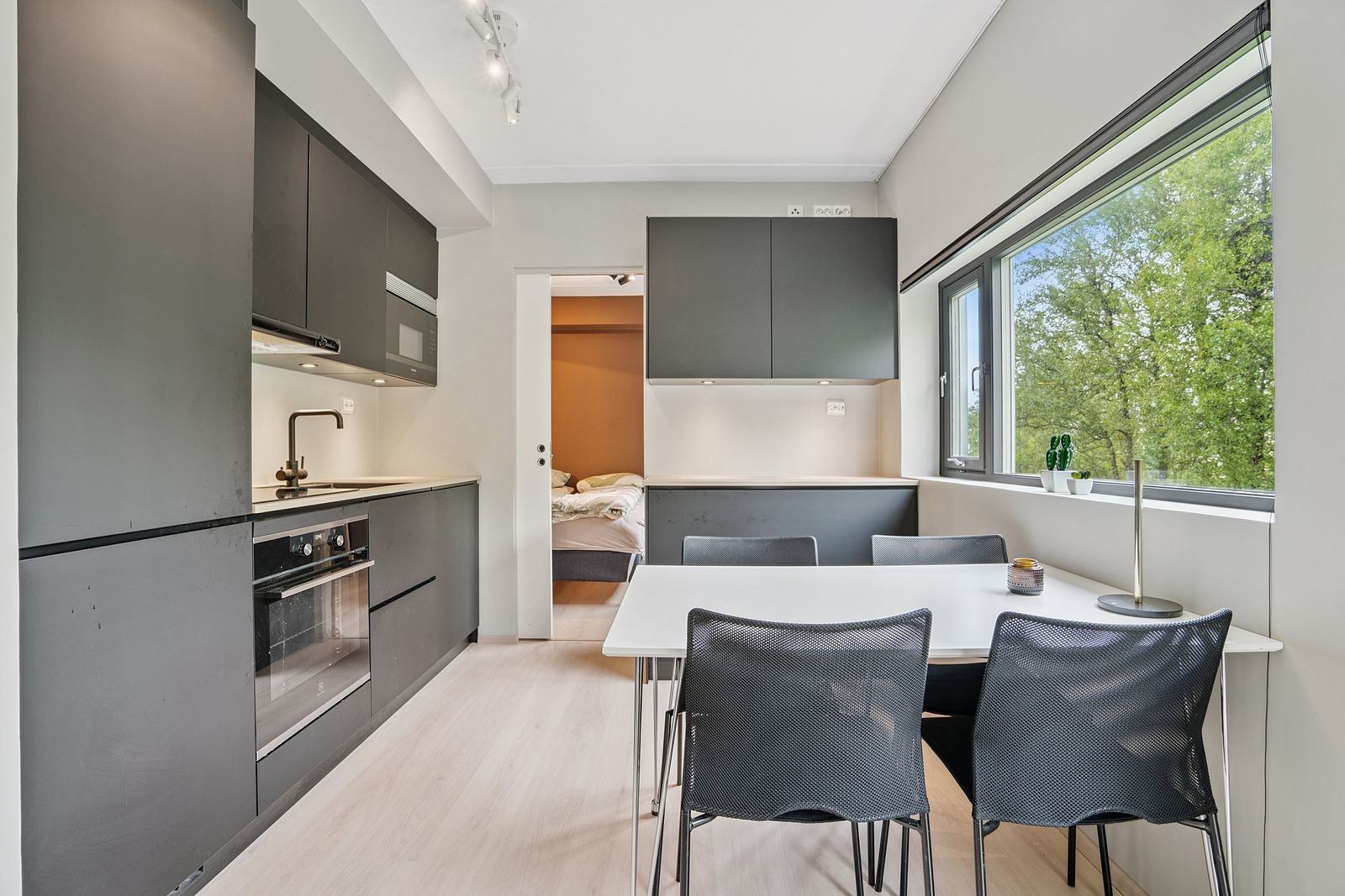 Moderne kjøkken med smart planløsning - spisebord med god plass til venner og familie.