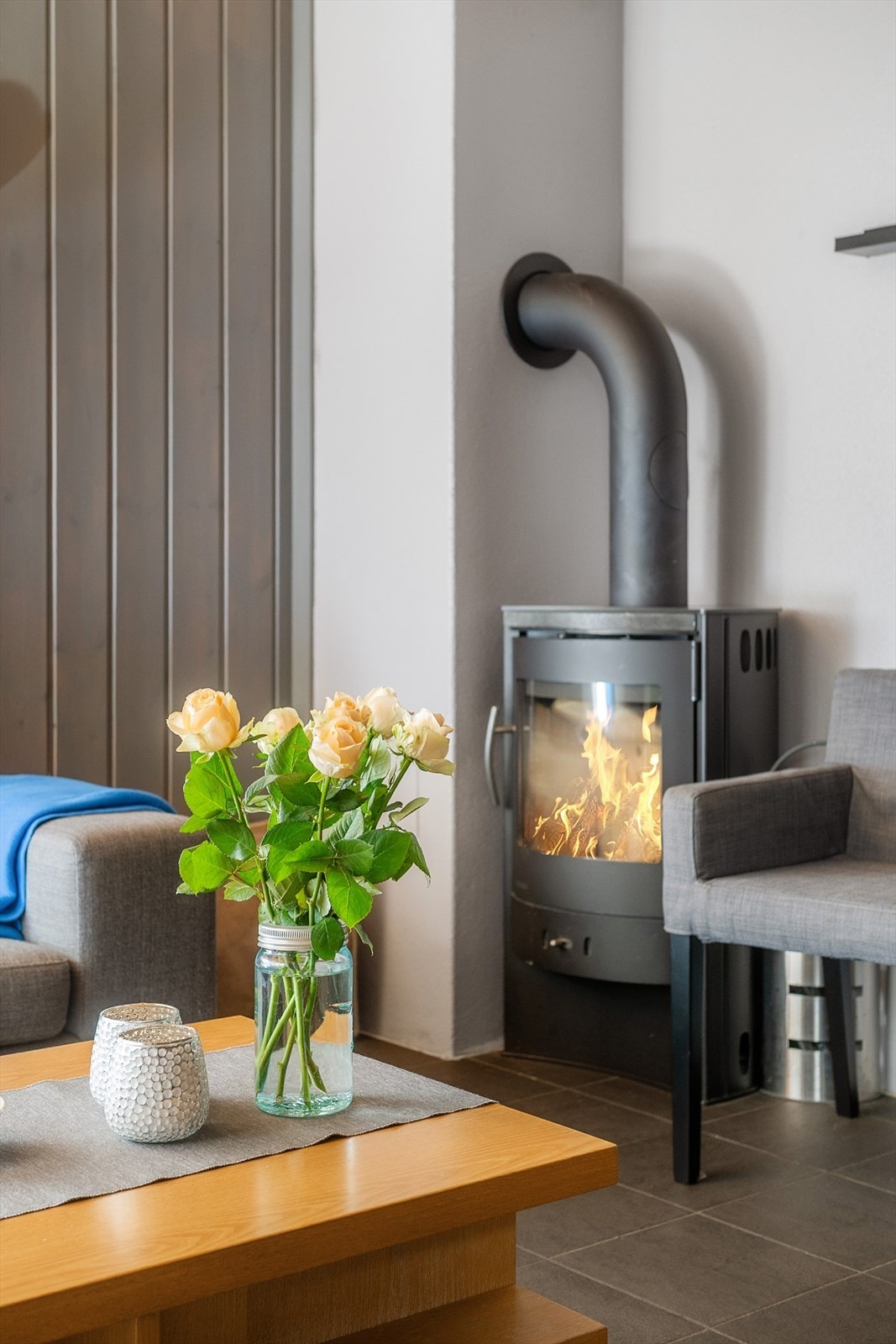 Peisovn gir ekstra god varme og skaper god stemning på de kaldeste dagene. Ellers varmes leiligheten opp med gulvvarme via fjernvarmeanlegg. Galleribilde