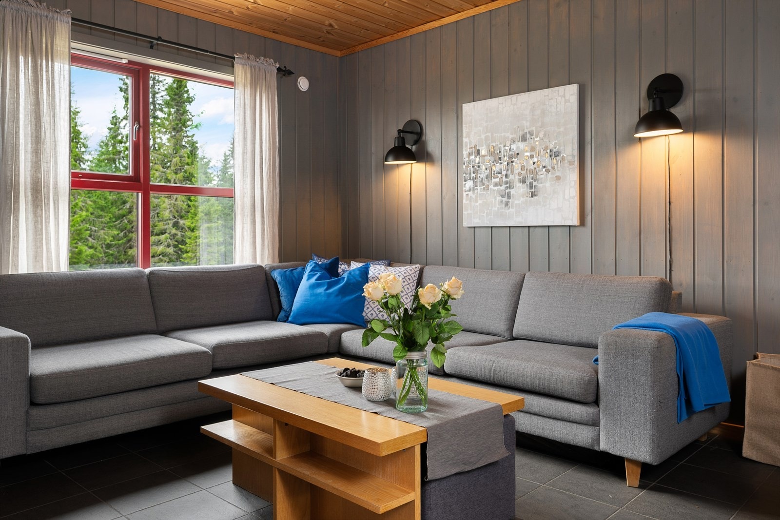 Lys og innbydende sofagruppe med god plass, perfekt for avslapning etter en dag ute. Galleribilde