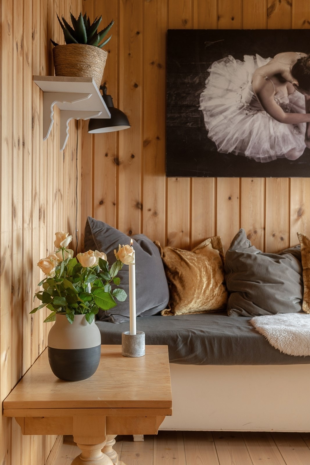 En liten stue i 2. etasje kan brukes som ekstra oppholdsplass eller gjesterom dersom man er mange på hytta. Dør ut til balkong. Galleribilde