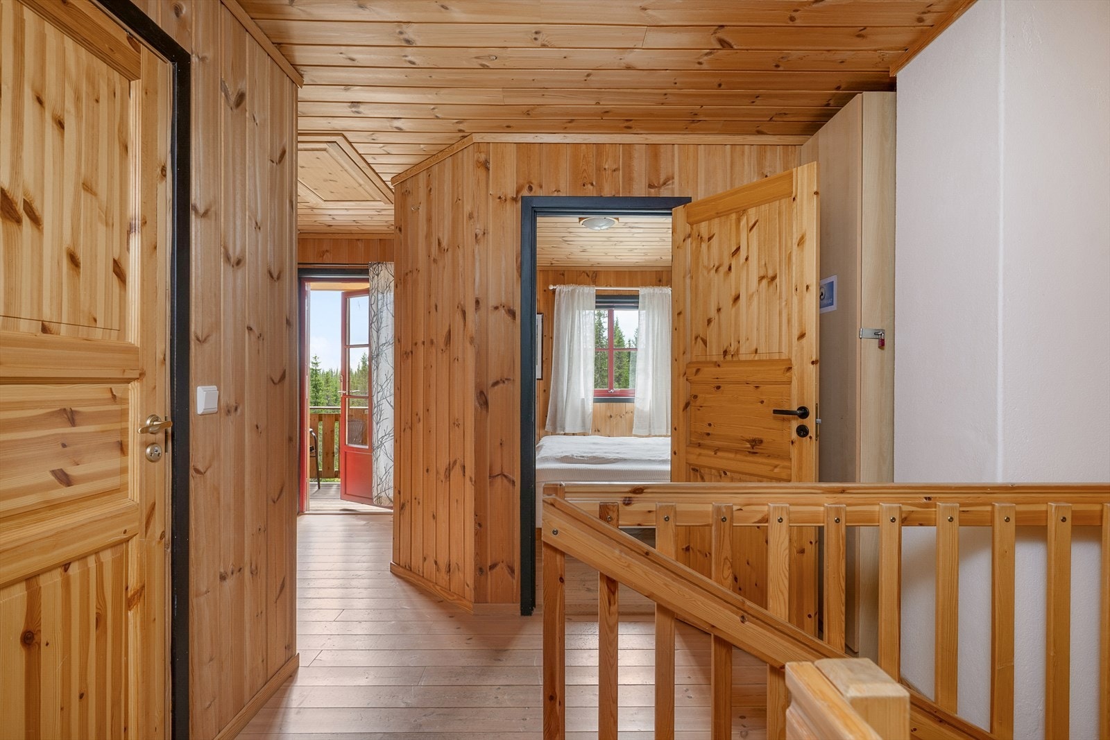 Lys og luftig gang med tilgang til soverom og utgang til balkong. Galleribilde