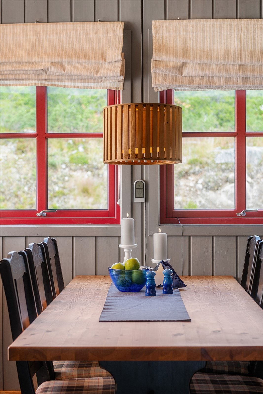 Spisebordet er plassert under vinduet som
vender ut mot gårdsplassen. Galleribilde