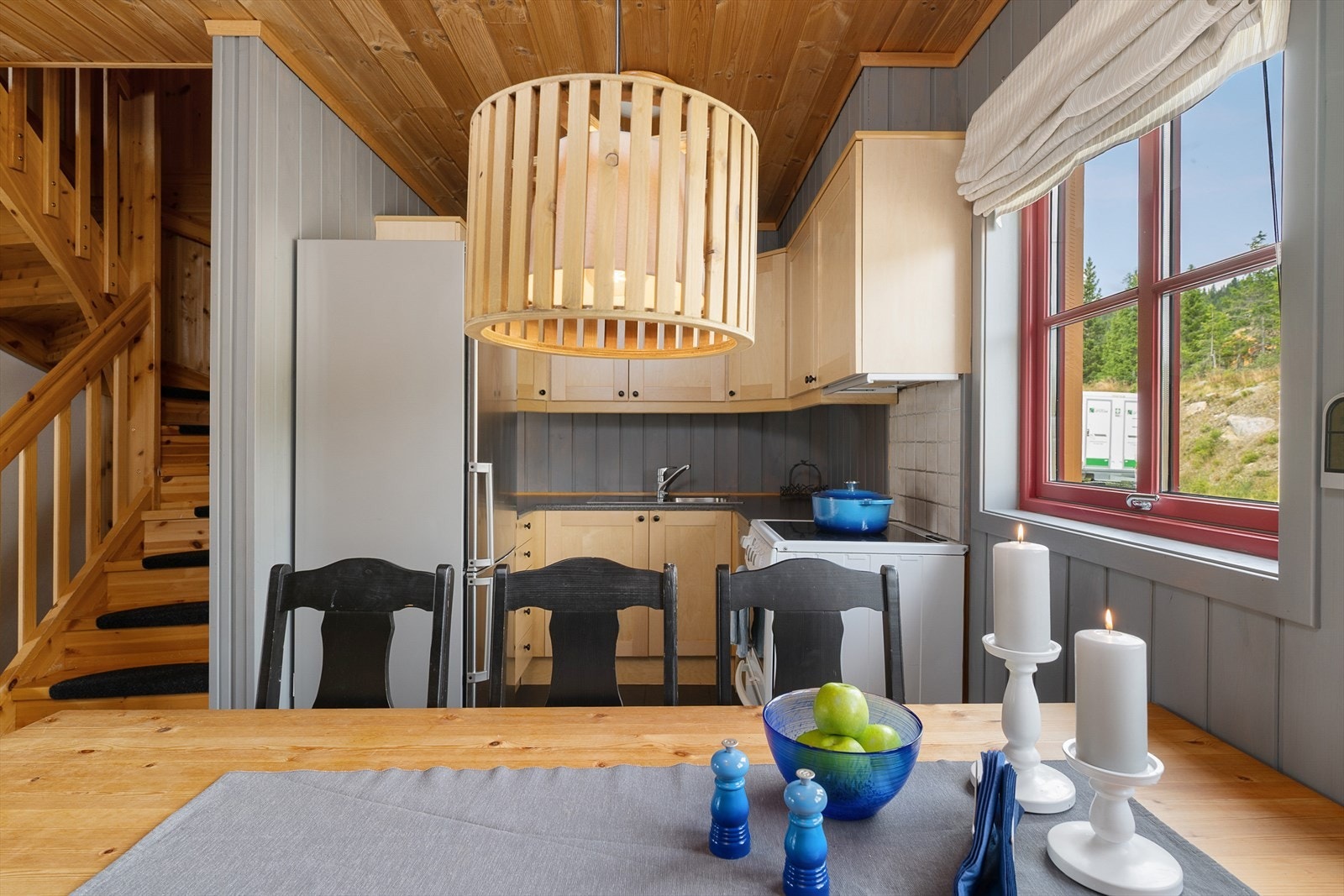 Lyst og trivelig kjøkken med spiseplass. Galleribilde