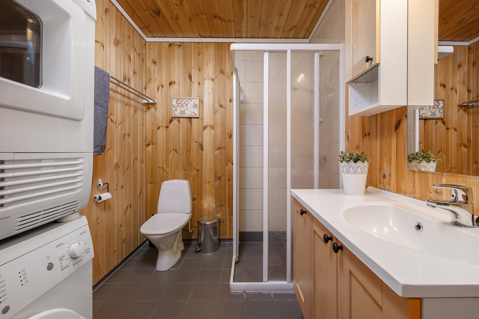 Badet er plassert i 2. etasje. Her er det dusjhjørne, servantinnredning, wc og opplegg for vaskemaskin og tørketrommel. Galleribilde