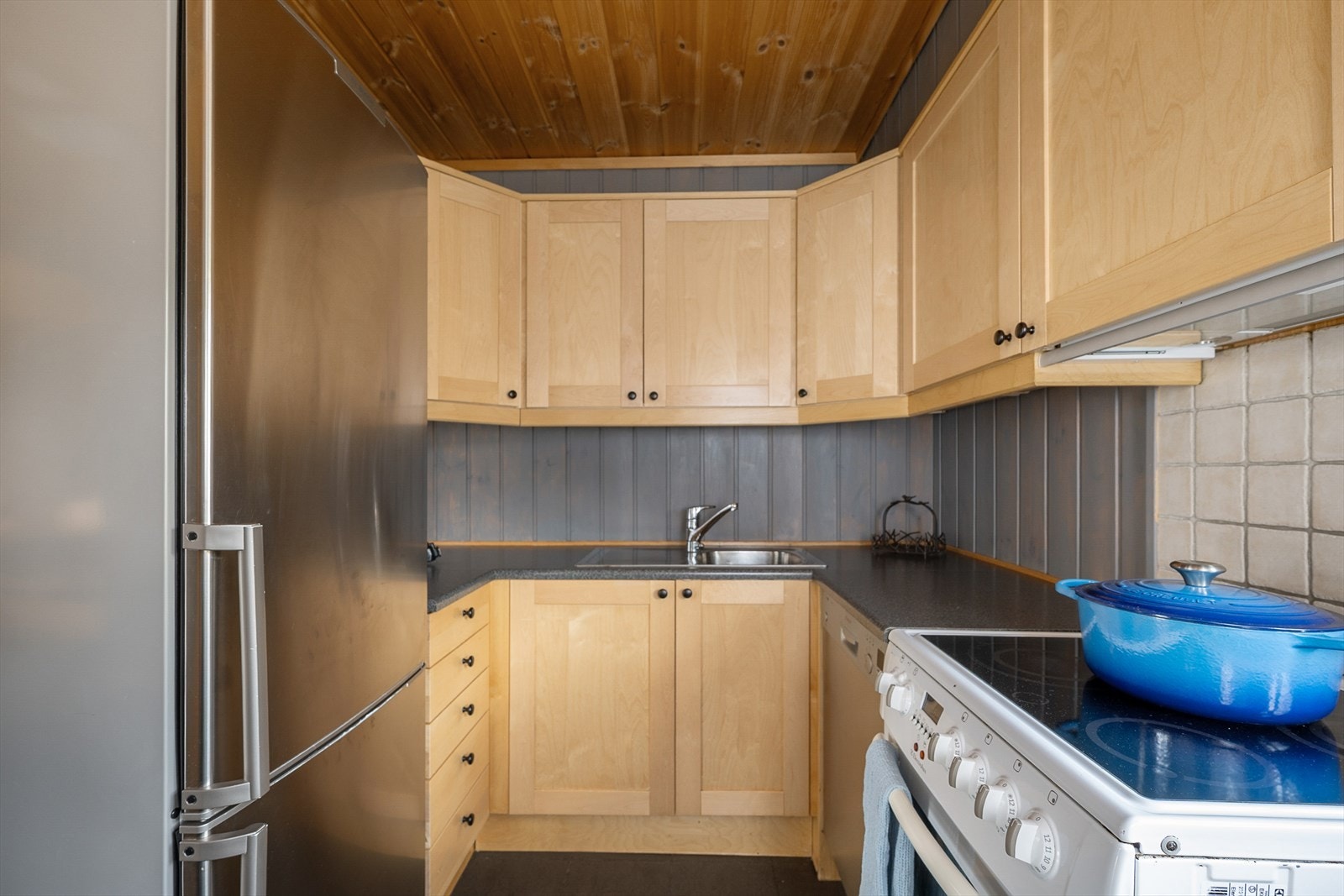 Praktisk og stilrent kjøkken med lyse trefronter, godt med benkeplass Plass til kjøleskap,
oppvaskmaskin og komfyr. Galleribilde