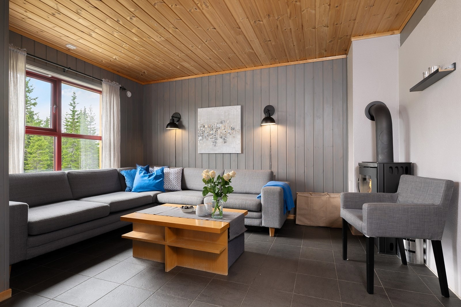 En koselig stuekrok med komfortabel sofagruppe, peisovn og store vinduer. Galleribilde